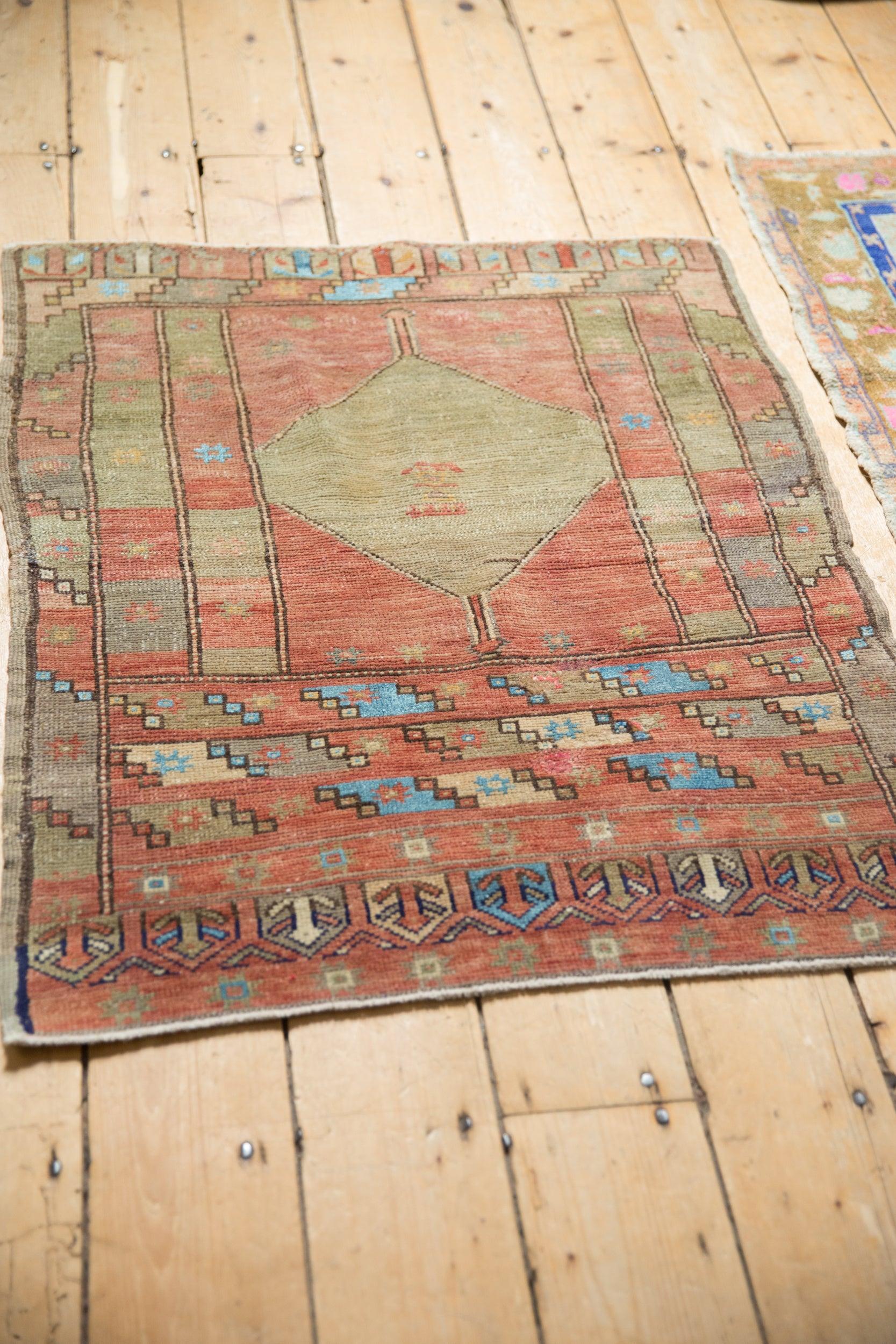Vintage Distressed Oushak Quadratischer Teppich im Zustand „Relativ gut“ im Angebot in Katonah, NY