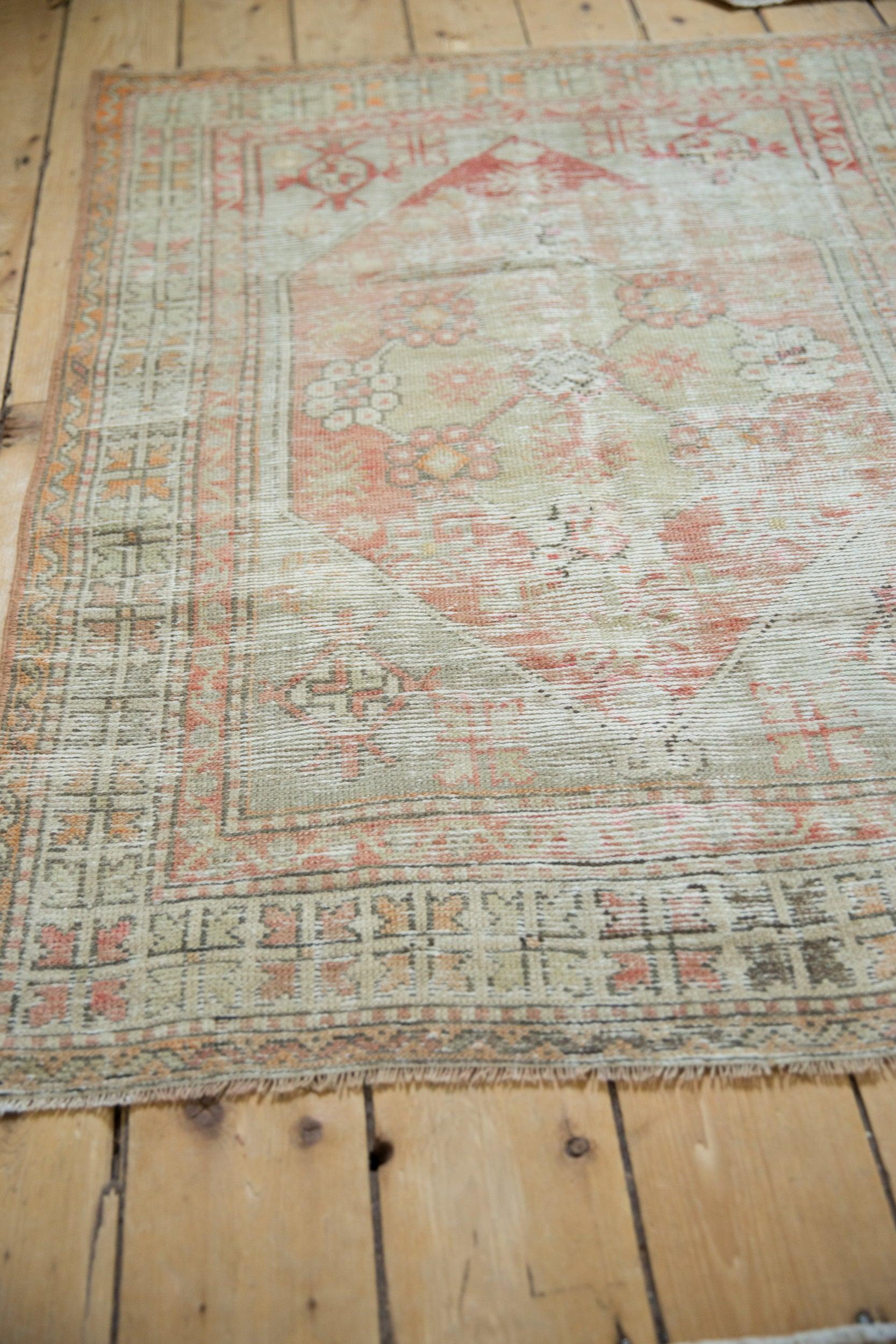 Vintage Distressed Oushak Quadratischer Teppich (Mitte des 20. Jahrhunderts) im Angebot