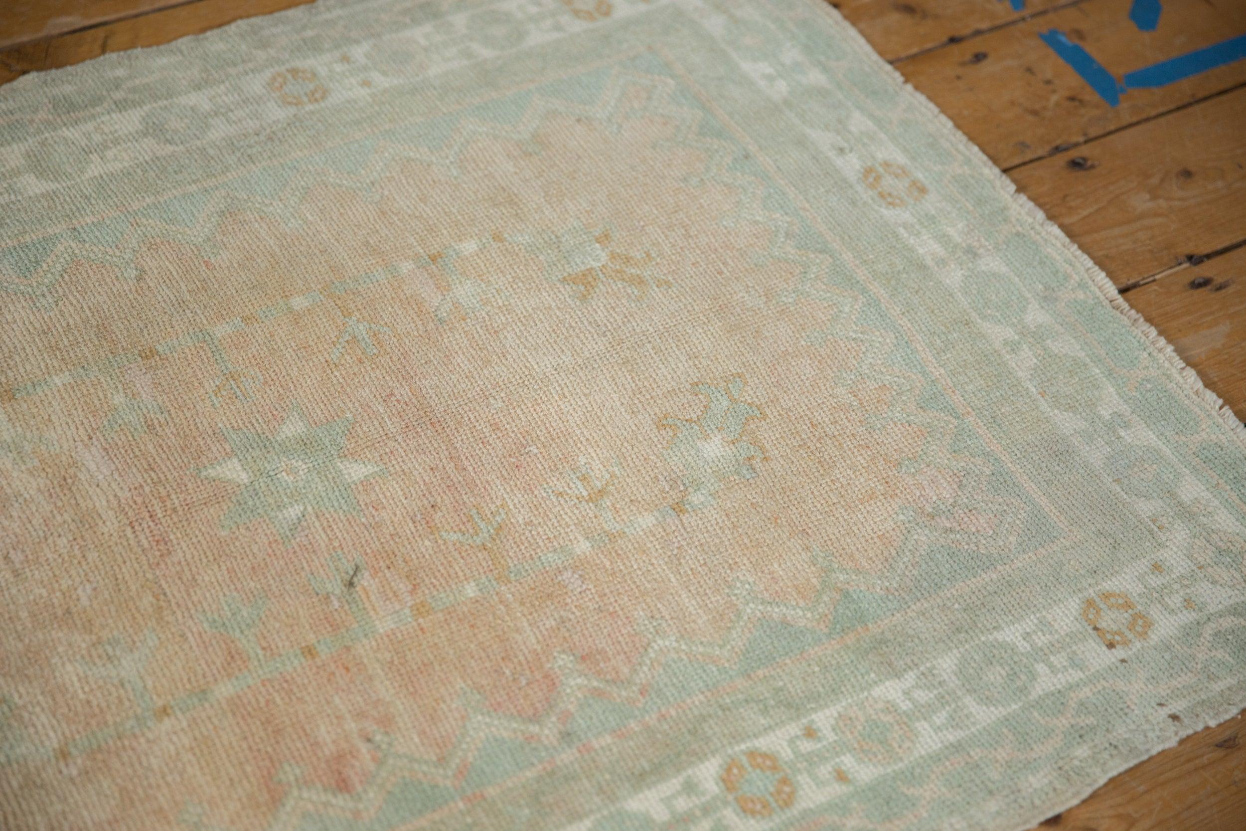 Vintage Distressed Oushak Quadratischer Teppich (Ende des 20. Jahrhunderts) im Angebot