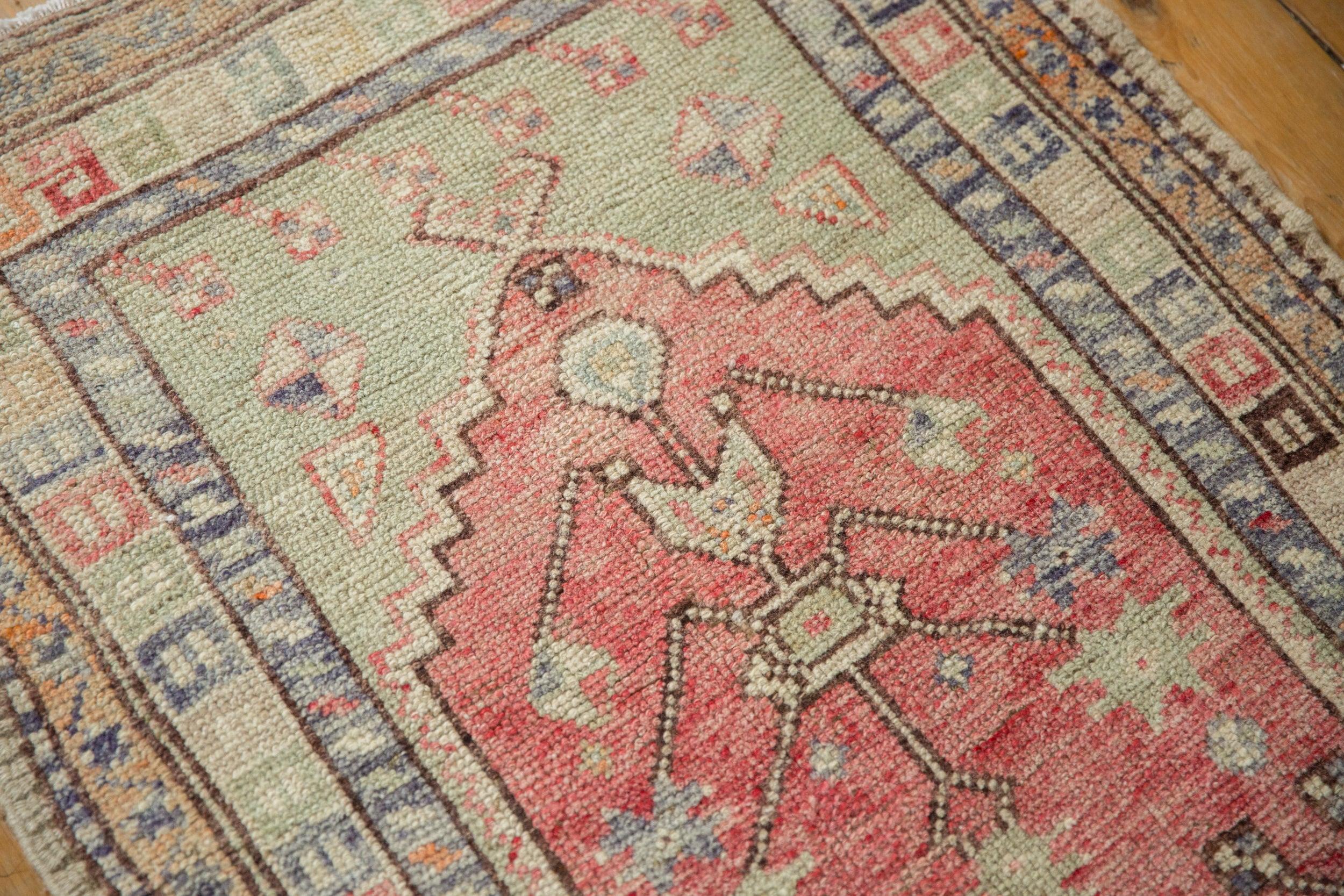 Vintage Distressed Oushak Quadratischer Teppich (Ende des 20. Jahrhunderts) im Angebot