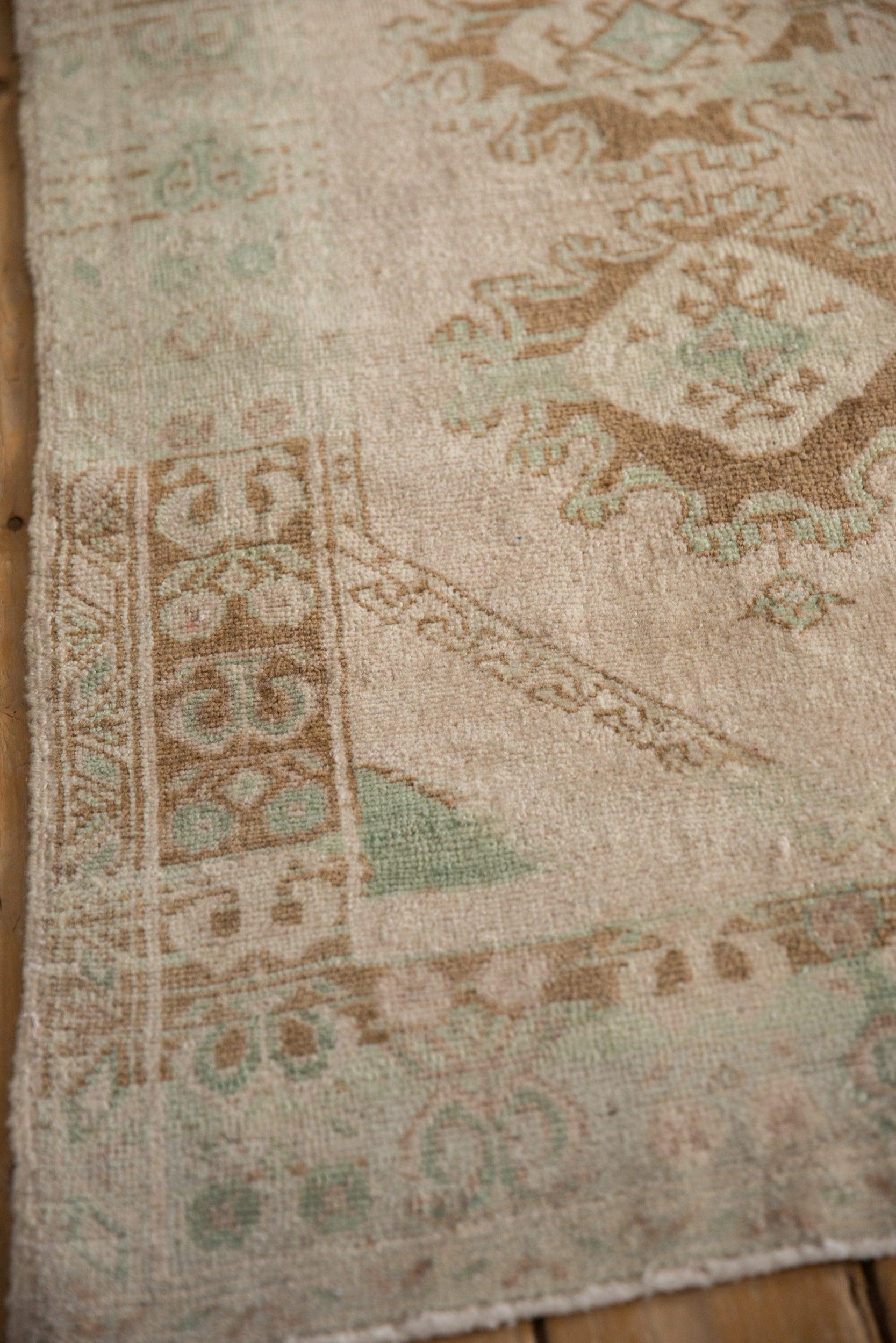 Vintage Distressed Oushak Quadratischer Teppich (Ende des 20. Jahrhunderts) im Angebot