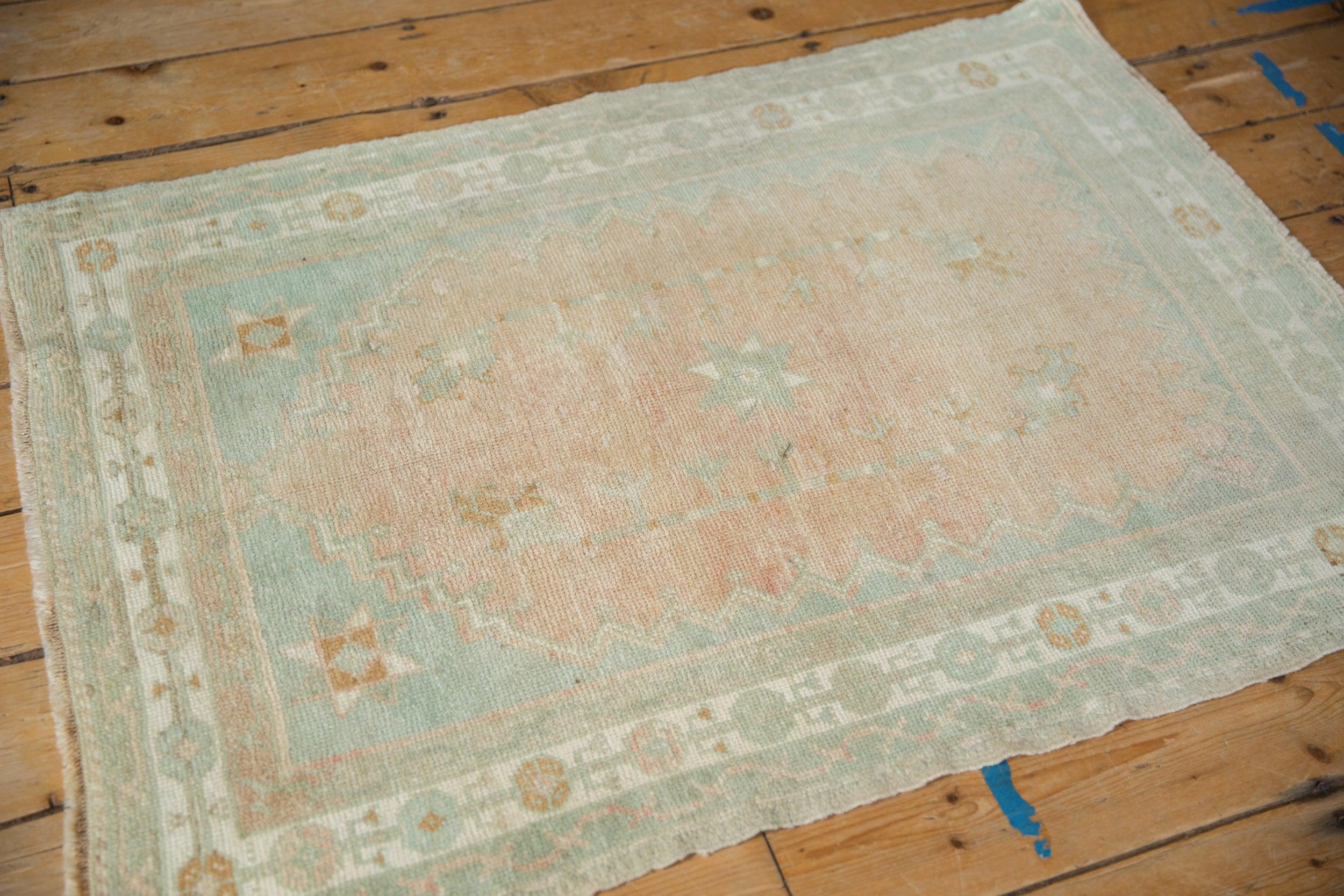 Vintage Distressed Oushak Quadratischer Teppich (Wolle) im Angebot