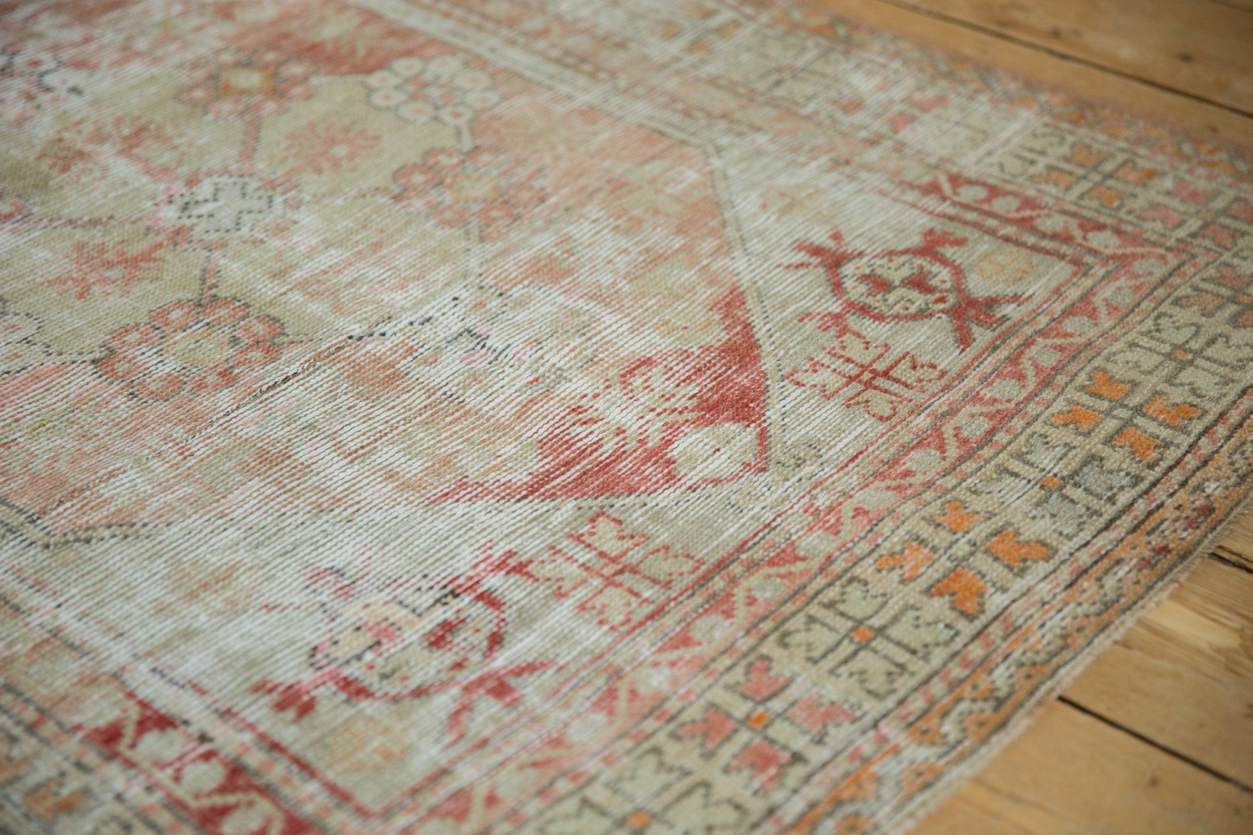 Vintage Distressed Oushak Quadratischer Teppich im Angebot 1