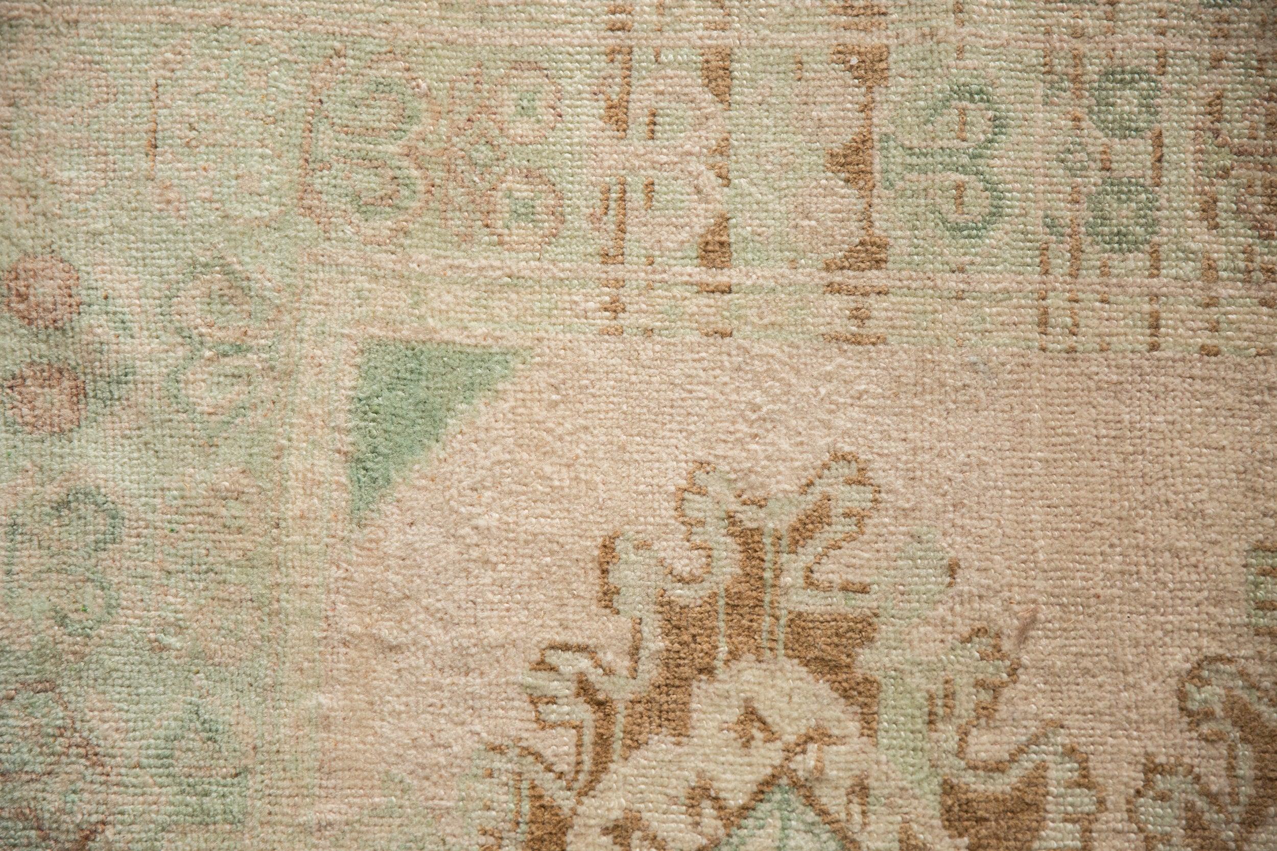 Vintage Distressed Oushak Quadratischer Teppich im Angebot 1