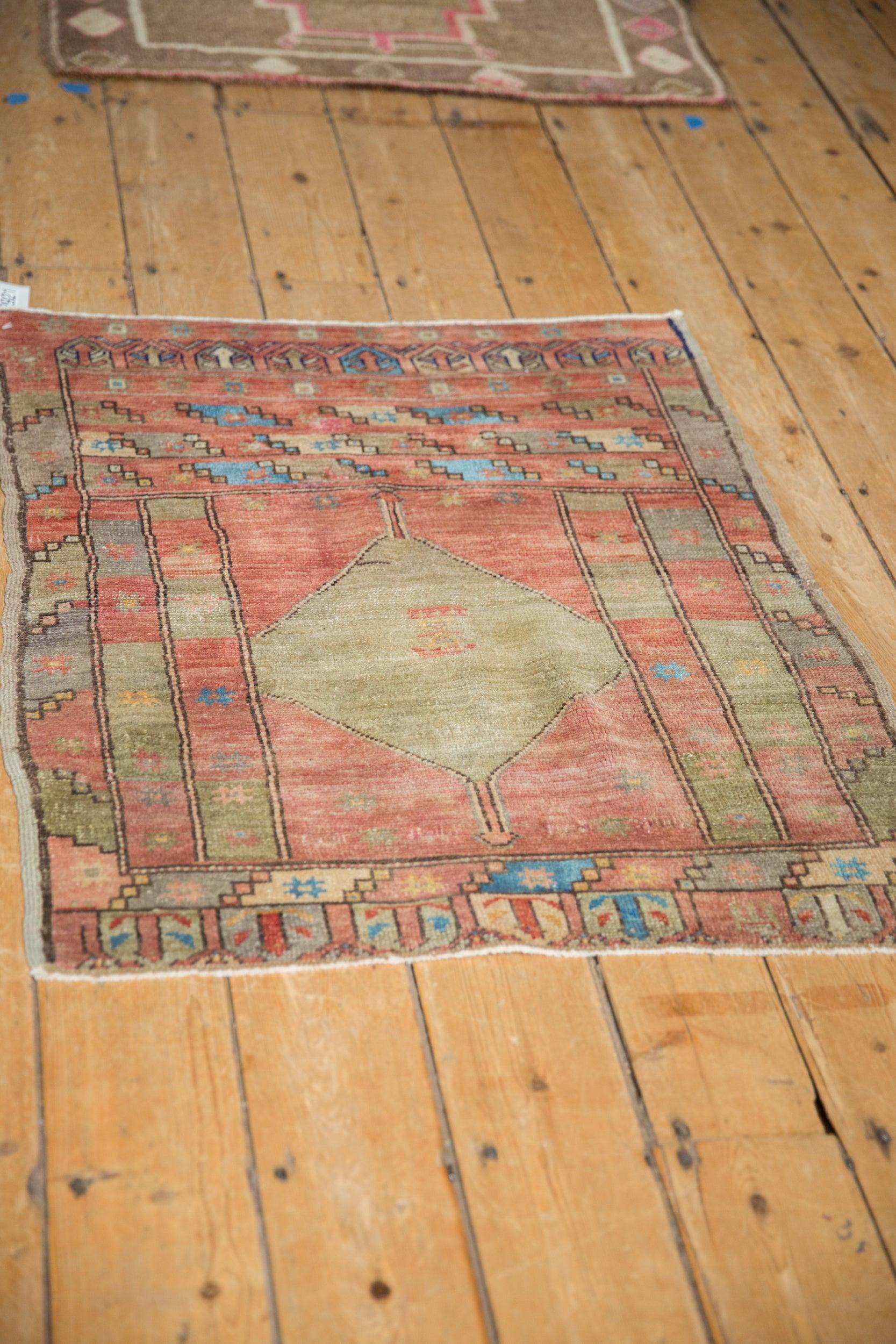 Vintage Distressed Oushak Quadratischer Teppich im Angebot 1