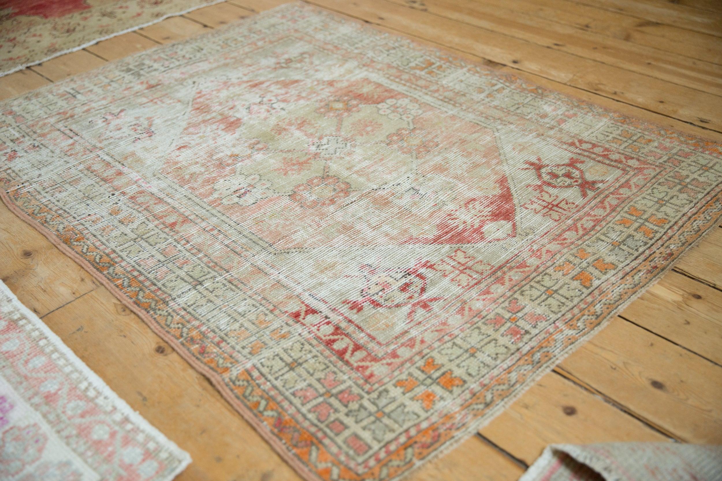 Vintage Distressed Oushak Quadratischer Teppich im Angebot 2