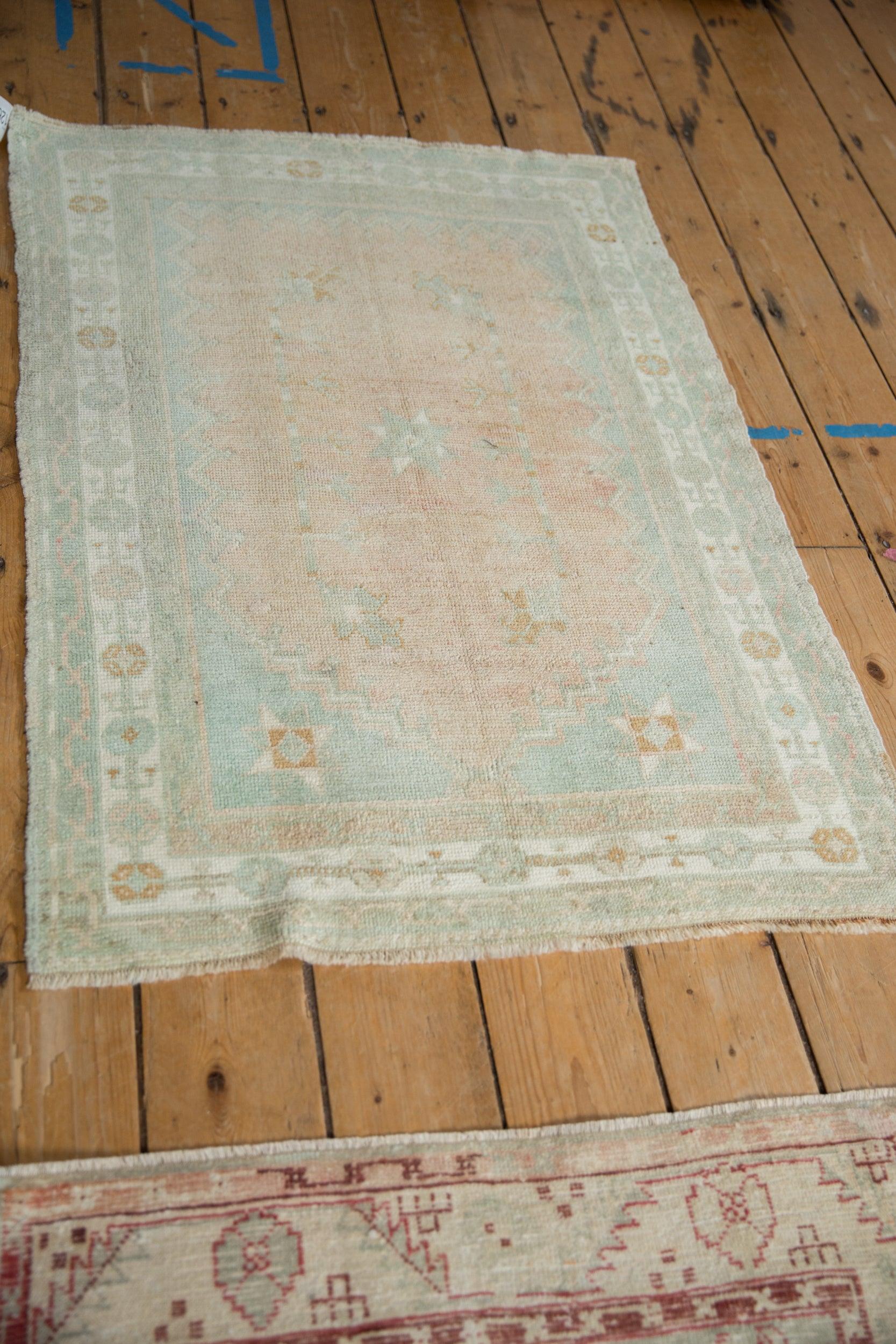 Vintage Distressed Oushak Quadratischer Teppich im Angebot 2
