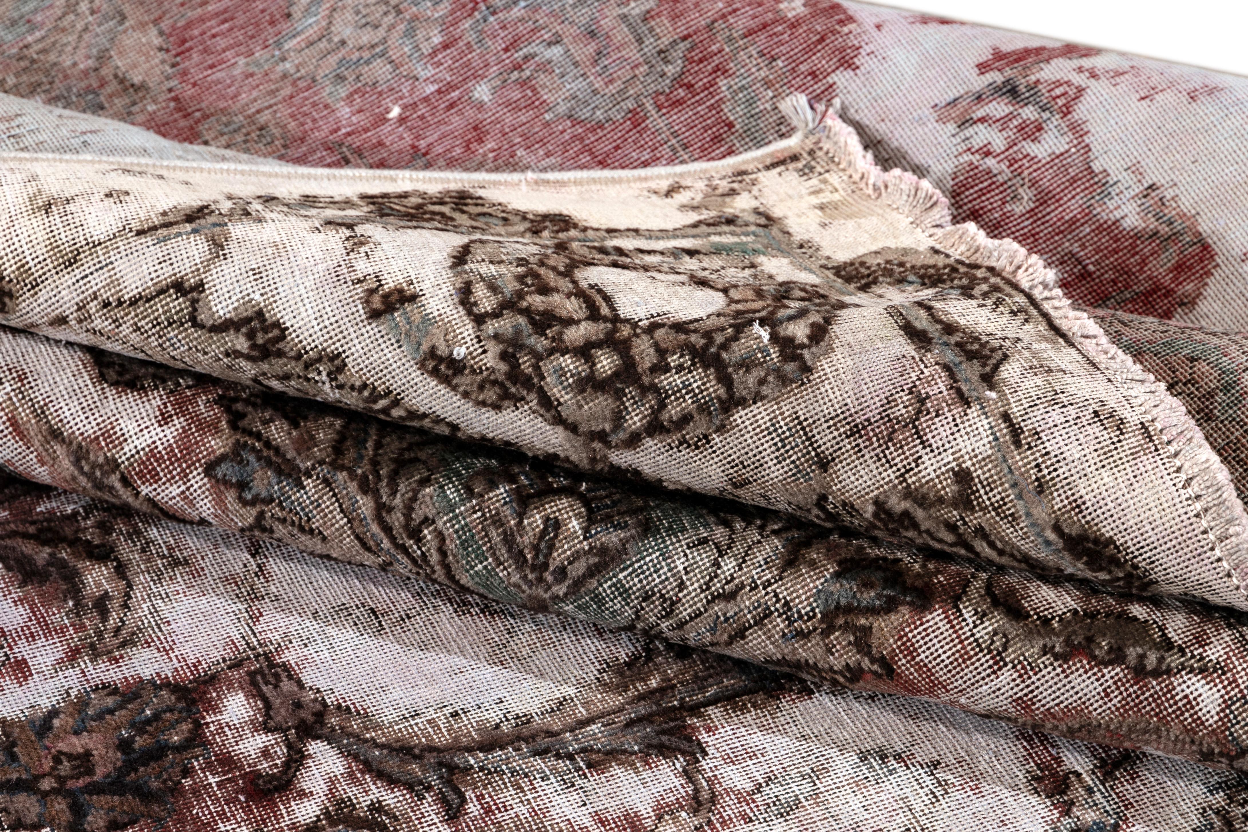 Tappeto Vintage Distressed Overdyed In condizioni deteriorate in vendita a Norwalk, CT
