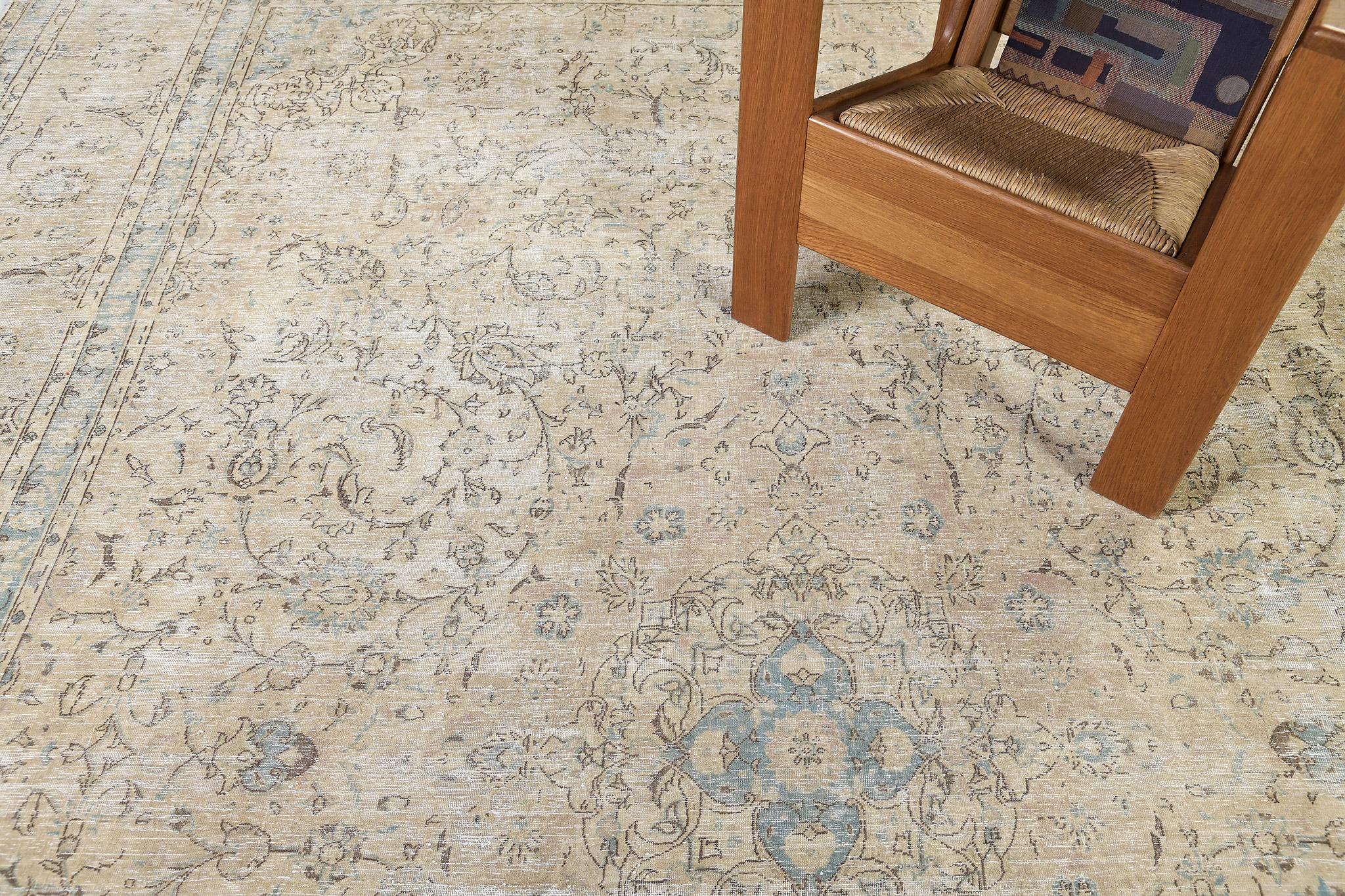 Annodato a mano Vintage Kashan persiano invecchiato in vendita