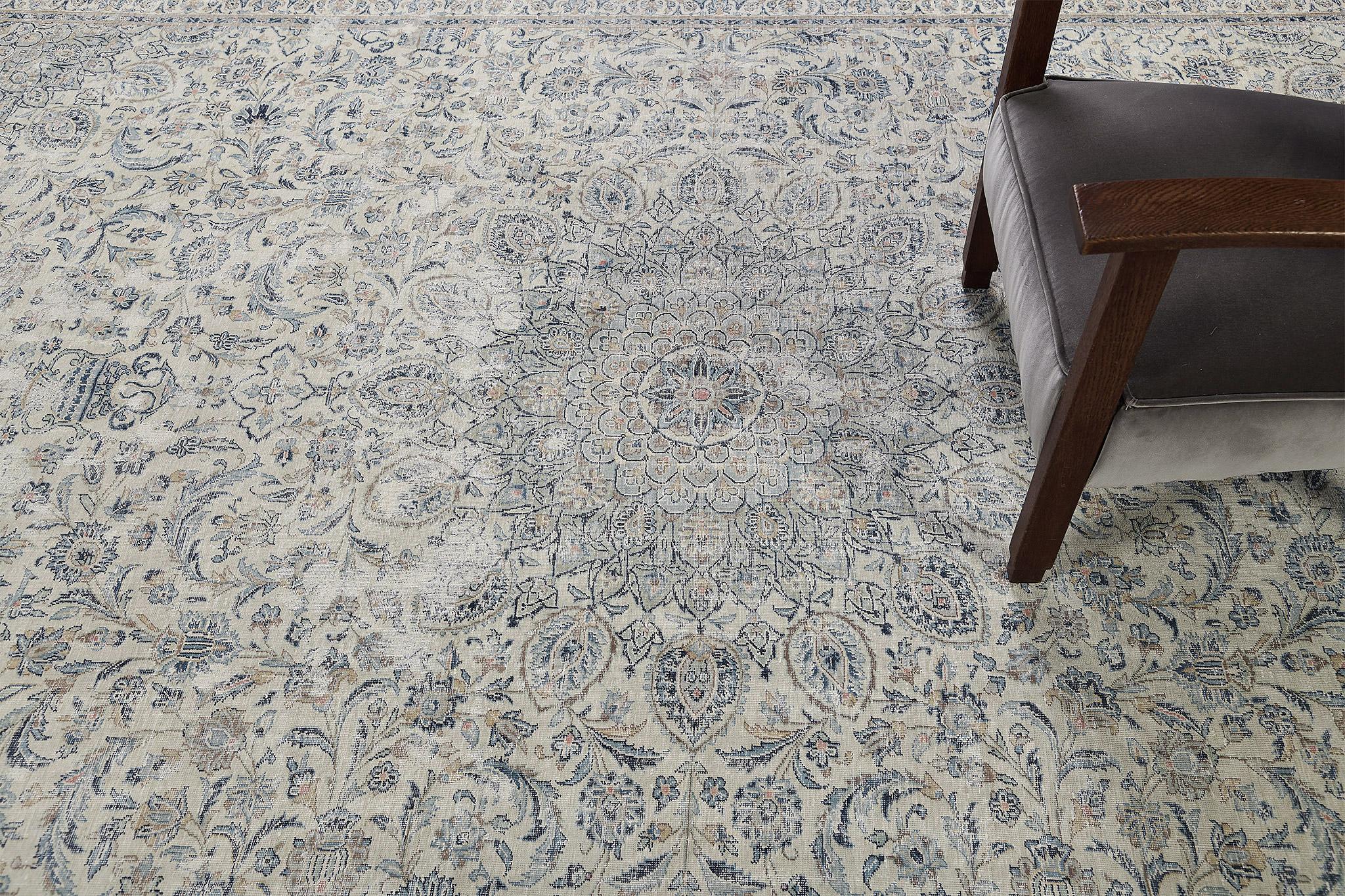 Metà XX secolo Vintage Kashan persiano invecchiato in vendita