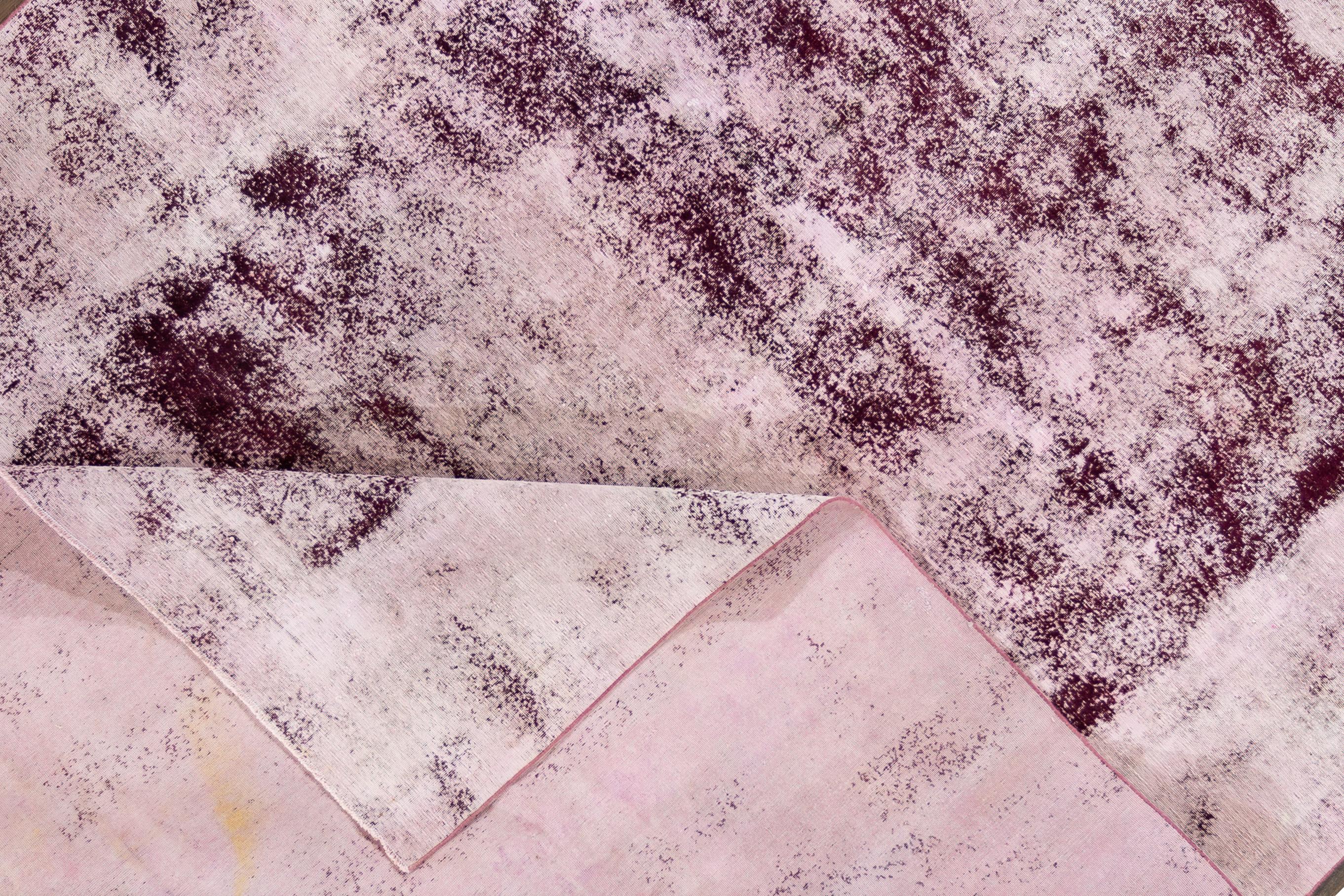 Ein alter, beschädigter Perserteppich aus dem 20. Jahrhundert mit einem einfarbigen lila Motiv. Dieser Teppich misst 9' x 11'11