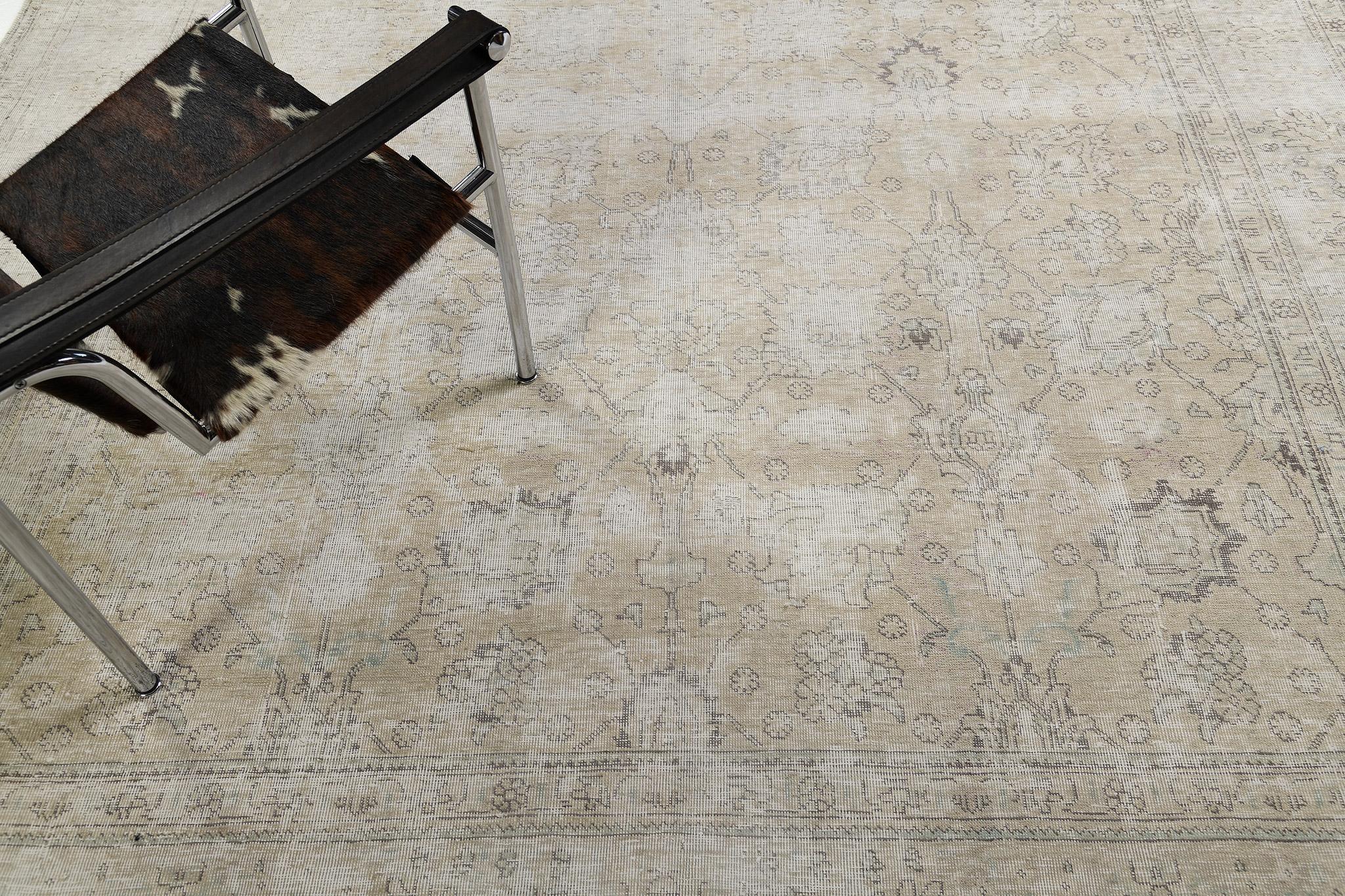 Vintage Distressed Persisch Tabriz im Zustand „Starke Gebrauchsspuren“ im Angebot in WEST HOLLYWOOD, CA