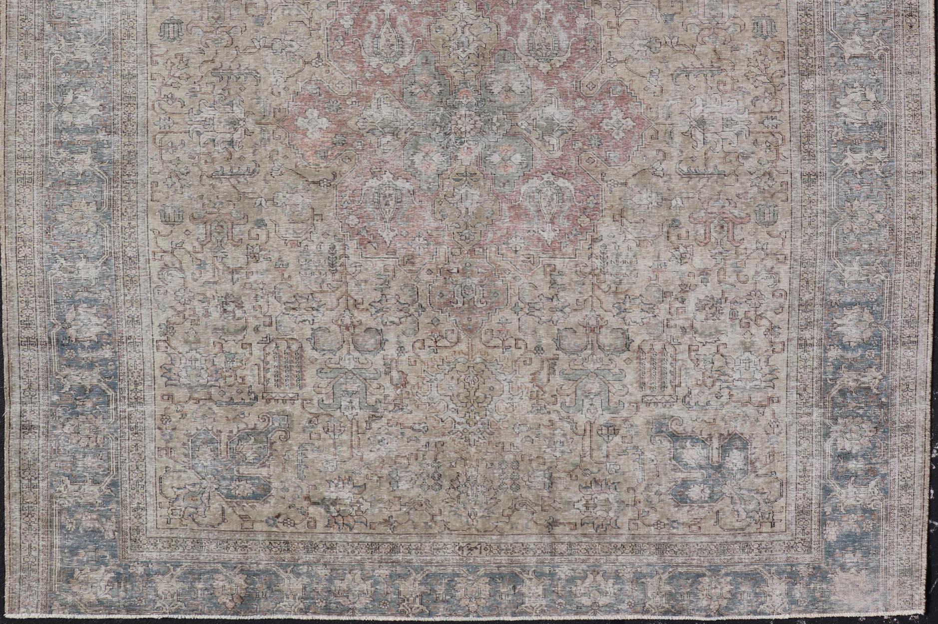 Vintage Distressed Persisch Tabriz Teppich in  Hellblau und Erdtöne im Angebot 4