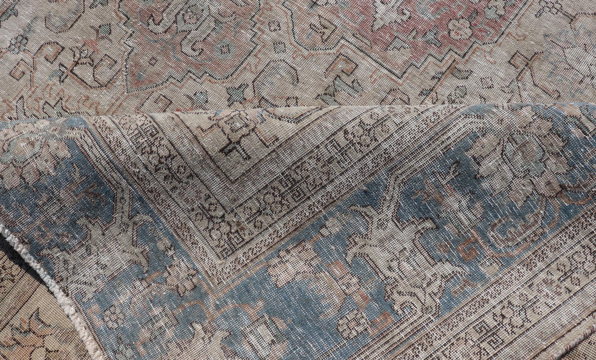 Vintage Distressed Persisch Tabriz Teppich in  Hellblau und Erdtöne im Angebot 6