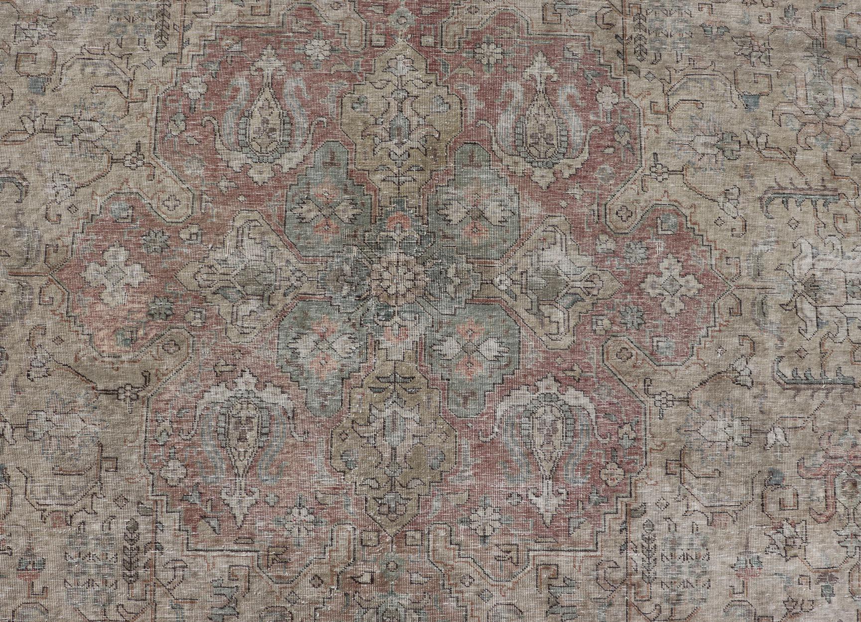 Vintage Distressed Persisch Tabriz Teppich in  Hellblau und Erdtöne im Angebot 10