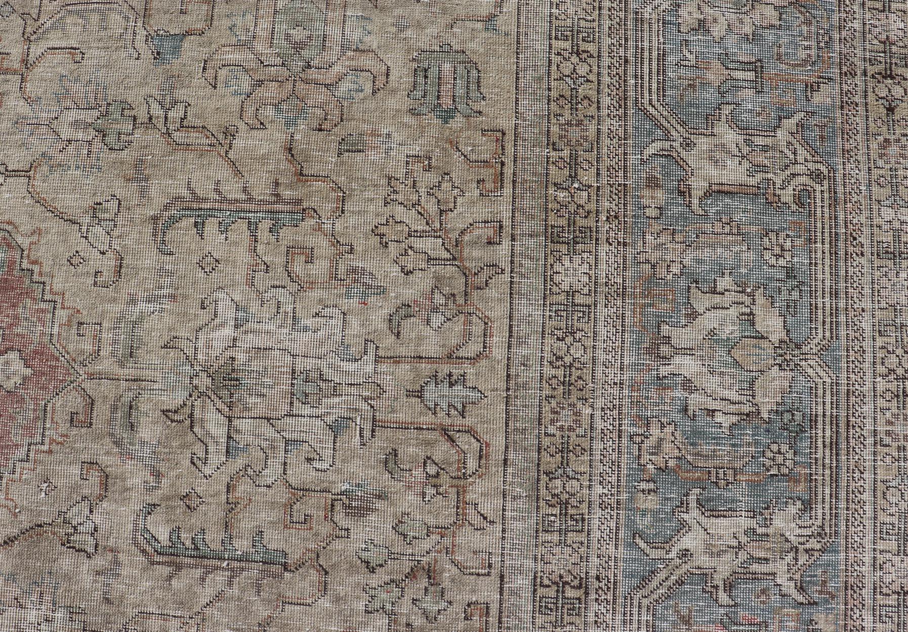 Gedämpfter persischer Täbriz-Teppich mit großem Stammesmedaillon in erdigen Tönen. Vintage Distressed Perserteppich. Keivan Woven Arts / Teppich CRV-10056227, Herkunftsland / Art: Iran / Täbris, um 1940

Maße: 10'0 x 12'4 

Dieser handgewebte