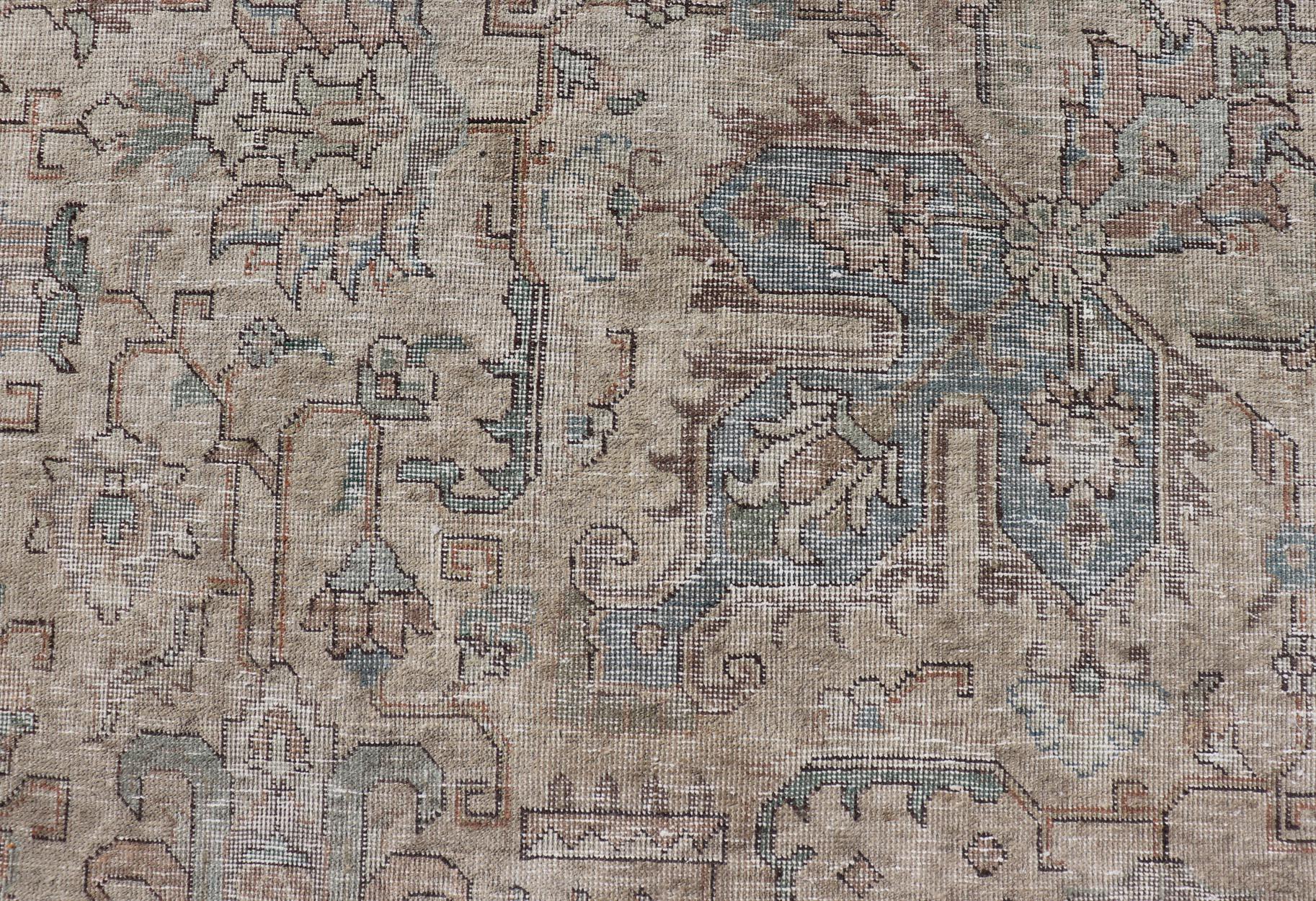 Vintage Distressed Persisch Tabriz Teppich in  Hellblau und Erdtöne (Handgeknüpft) im Angebot
