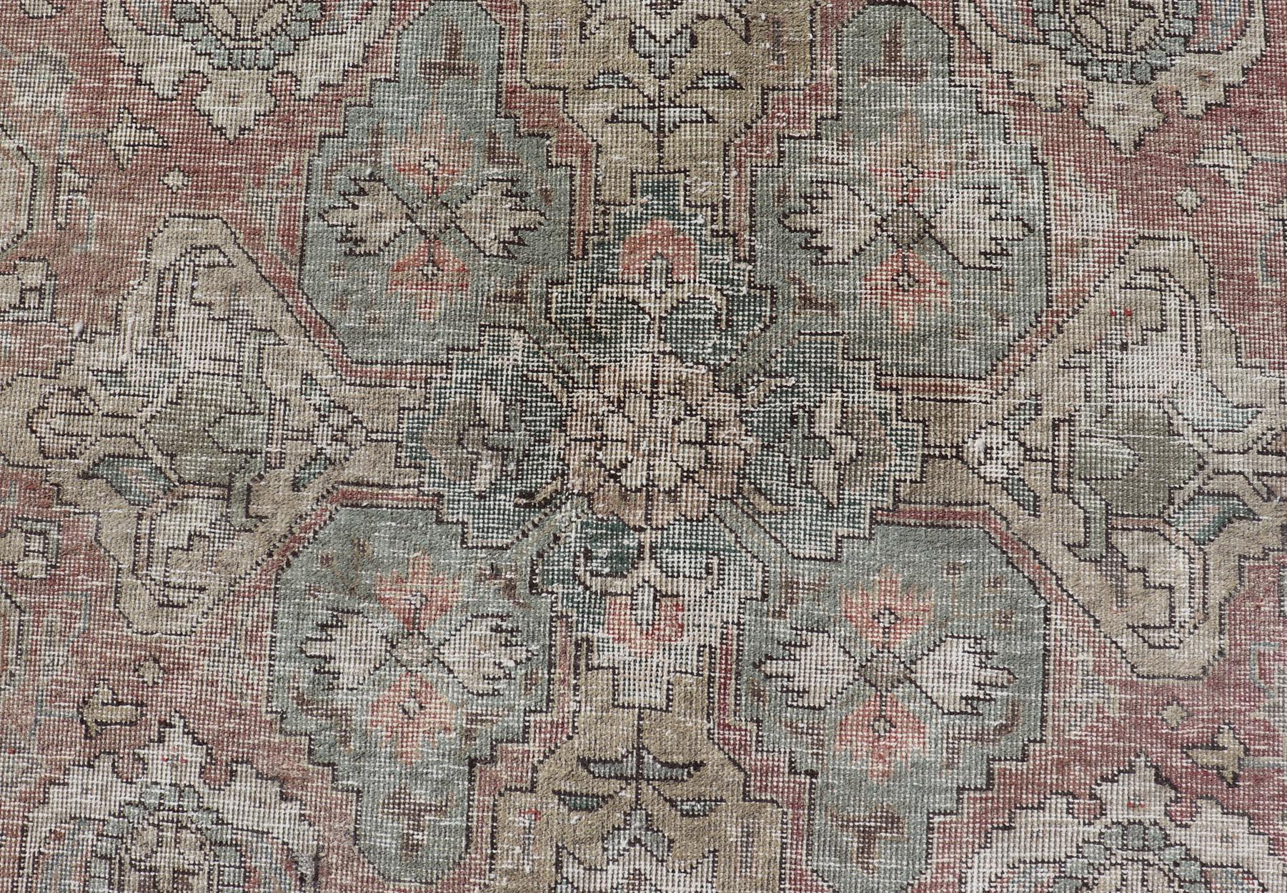 Vintage Distressed Persisch Tabriz Teppich in  Hellblau und Erdtöne im Angebot 1