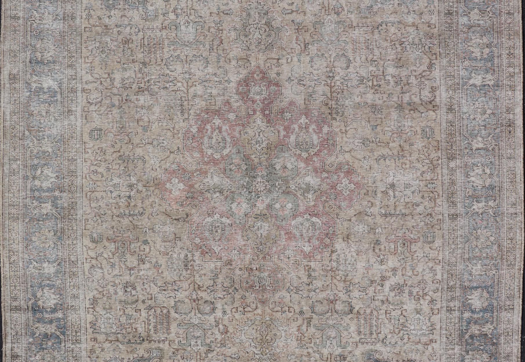 Vintage Distressed Persisch Tabriz Teppich in  Hellblau und Erdtöne im Angebot 3