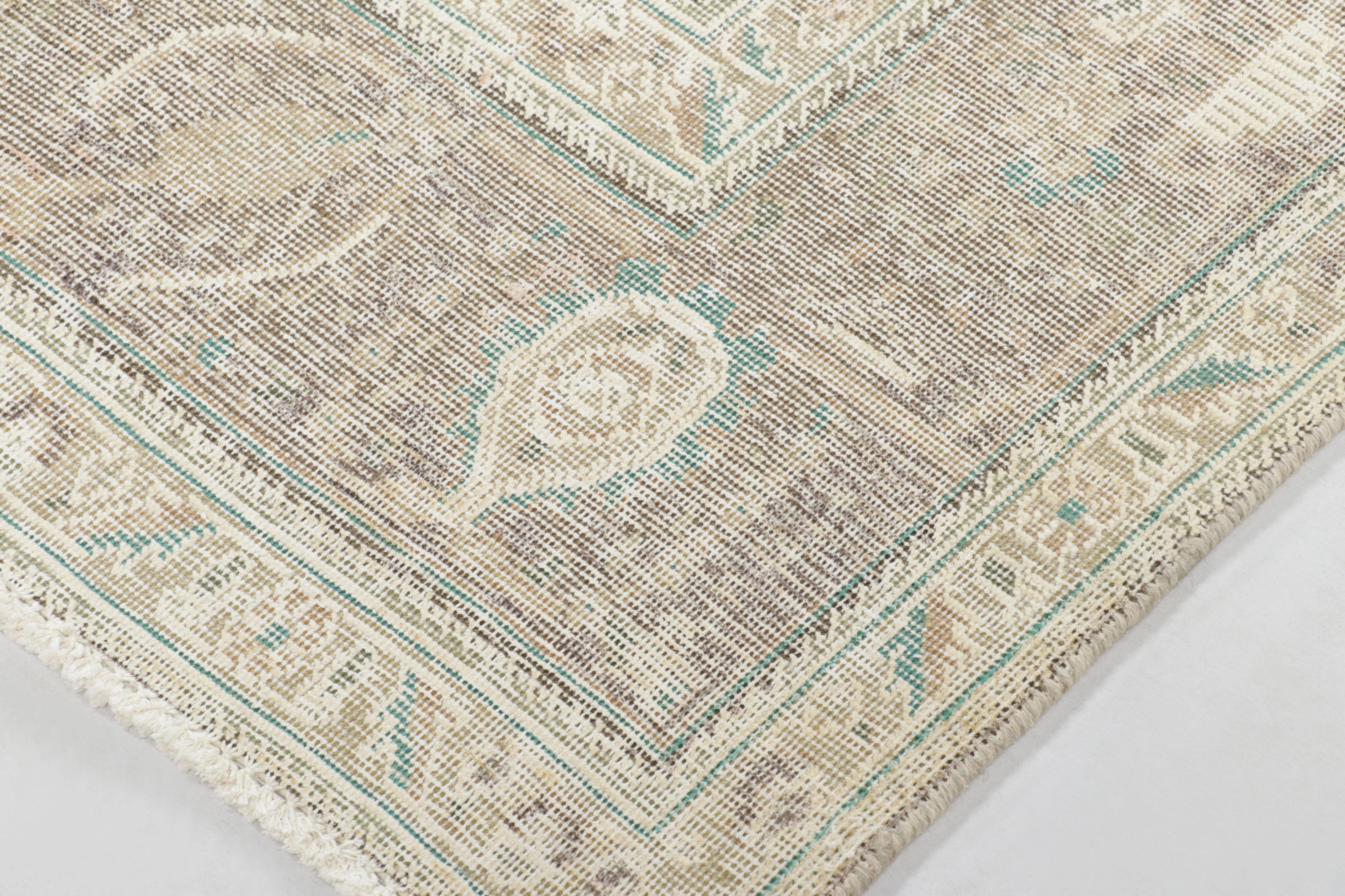 Ce tapis persan antique 10x16 représente l'une des plus belles conservations de la provenance réputée de Kerman jamais vue par Rug & Kilim - une sélection royale et exemplaire de leur qualité, mettant en valeur une densité de design mythologique et