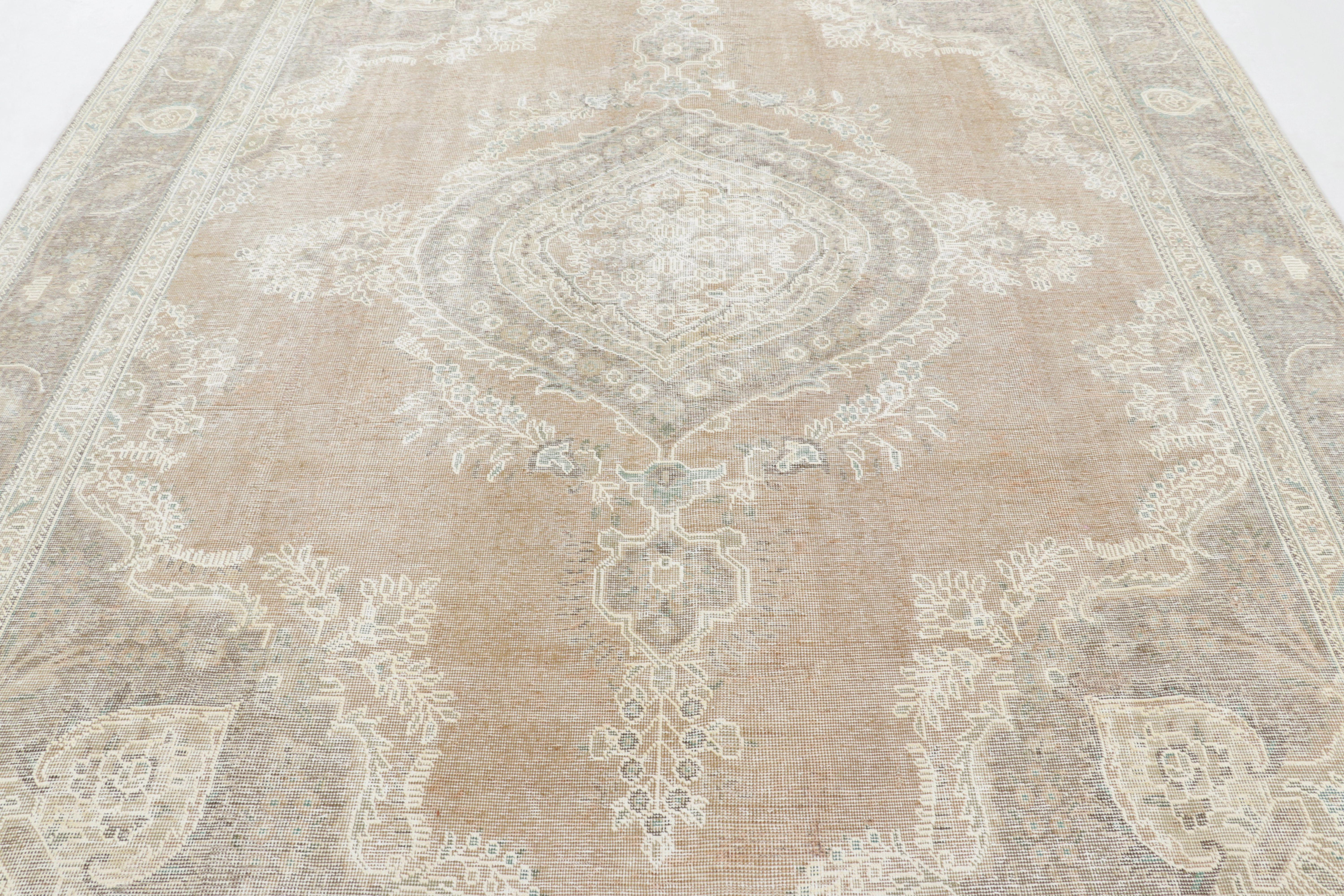 Tapis persan Tabriz vintage vieilli, médaillon en beige-brun - Rug & Kilim Bon état - En vente à Long Island City, NY