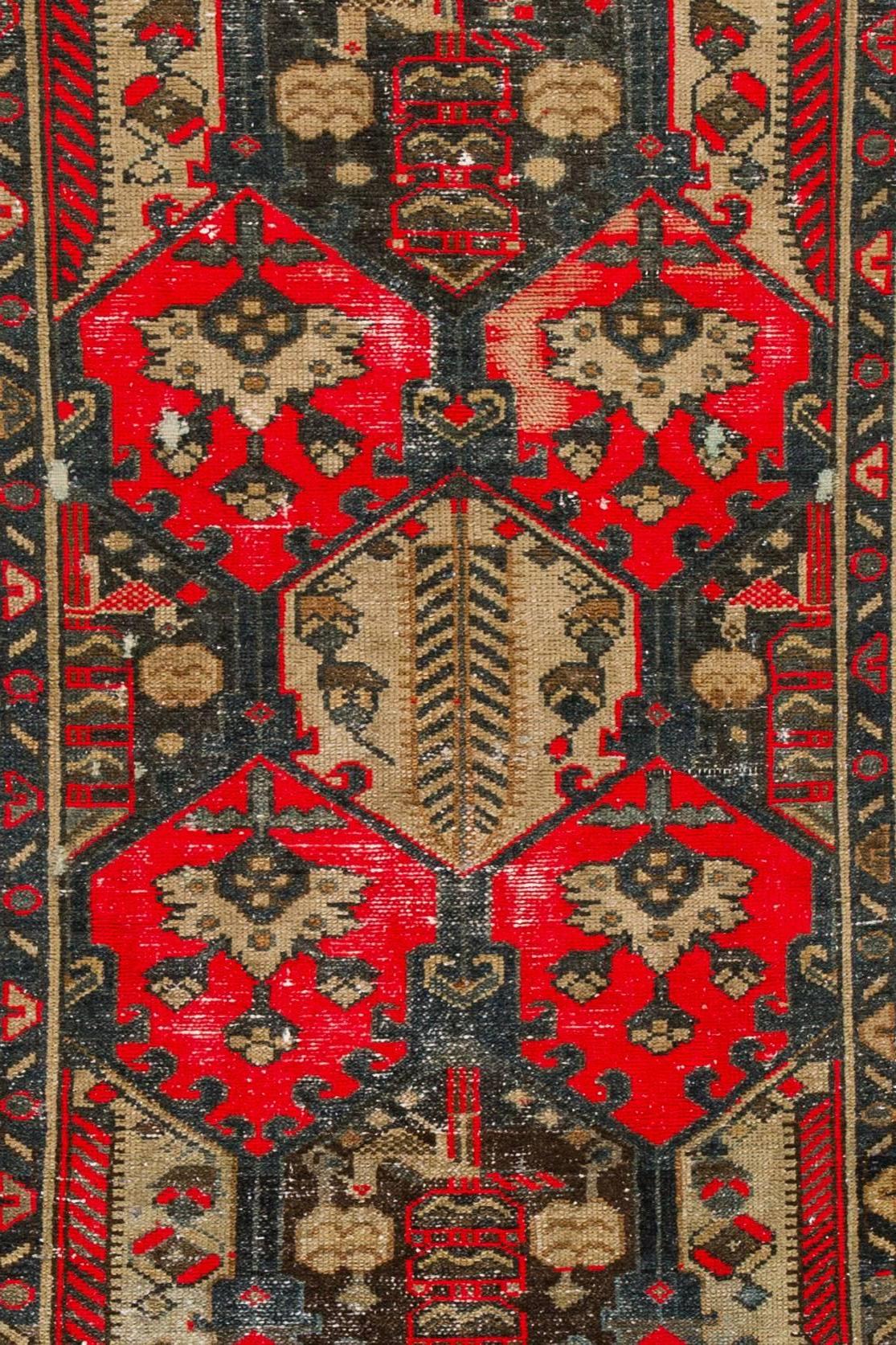 Vintage Distressed Rot und Brown Persisch Tabriz Teppich im Zustand „Starke Gebrauchsspuren“ im Angebot in Norwalk, CT