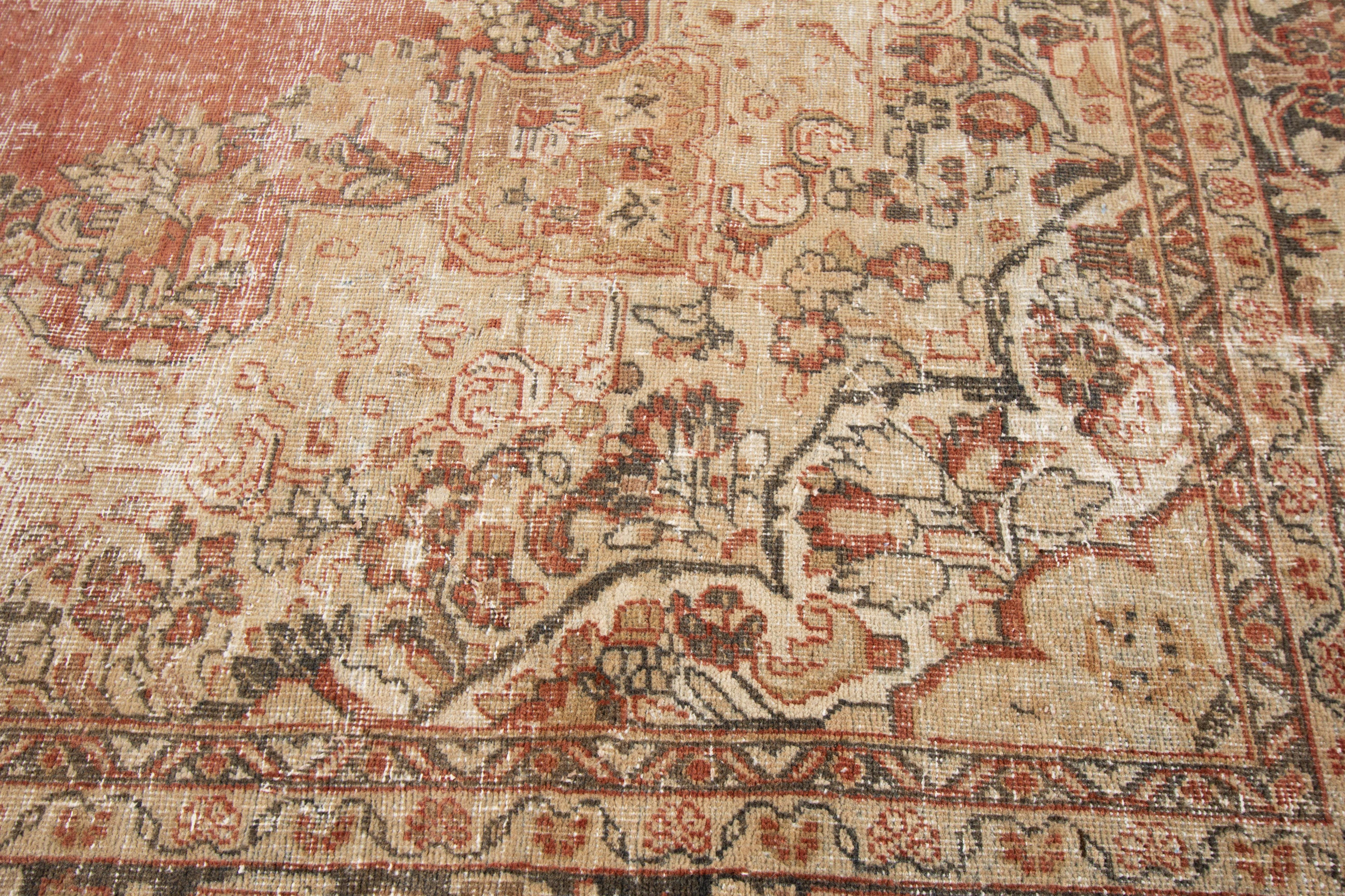 Tappeto persiano vintage in lana rossa invecchiata in vendita 3