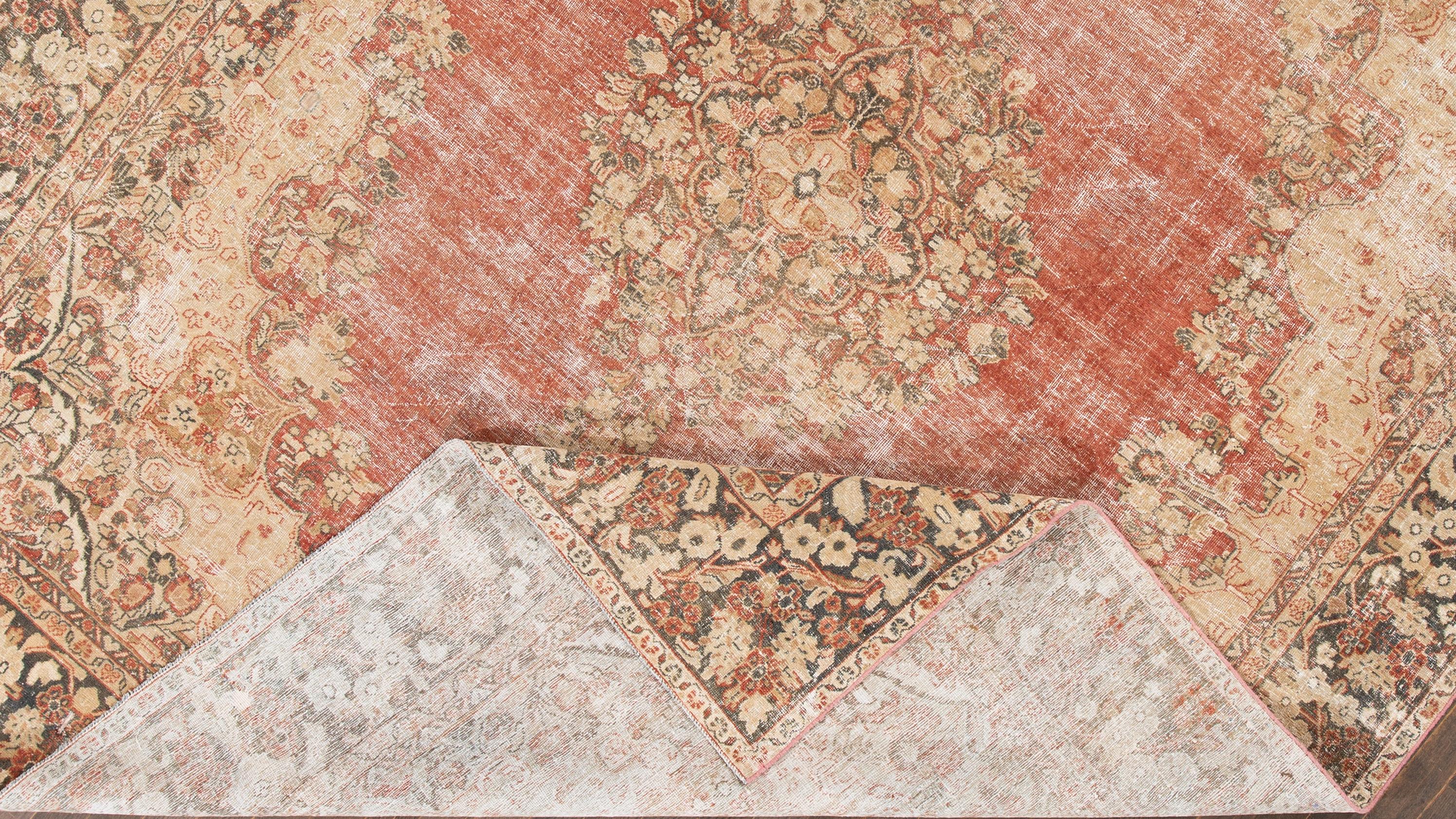 Tappeto persiano vintage della metà del XX secolo con campo rosso rosato, medaglione floreale oblungo, quadranti angolari pronunciati e un ampio bordo con un motivo floreale. Questo tappeto in lana annodato a mano misura 10'0