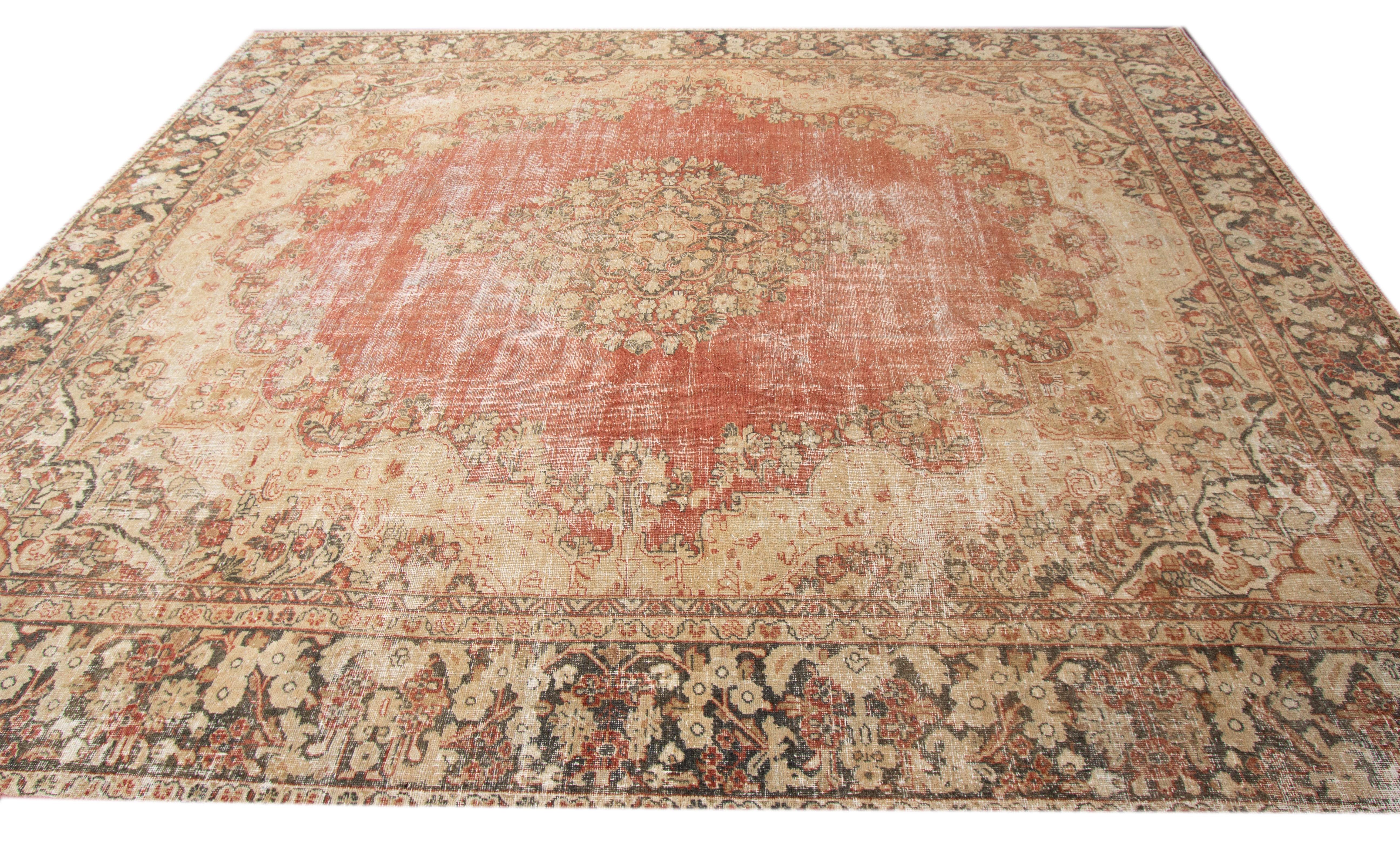 Tappeto persiano vintage in lana rossa invecchiata in vendita 1