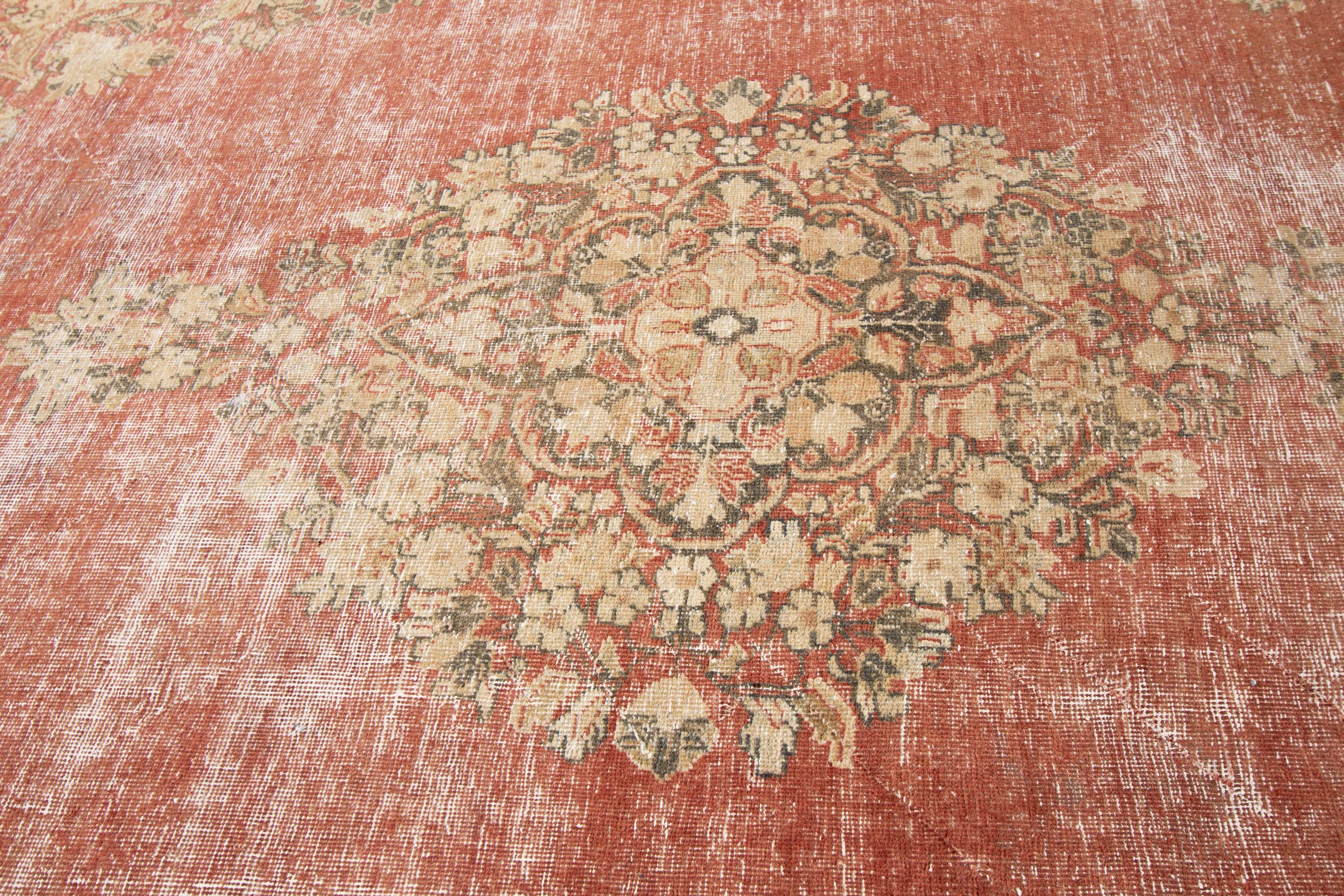 Tappeto persiano vintage in lana rossa invecchiata in vendita 2