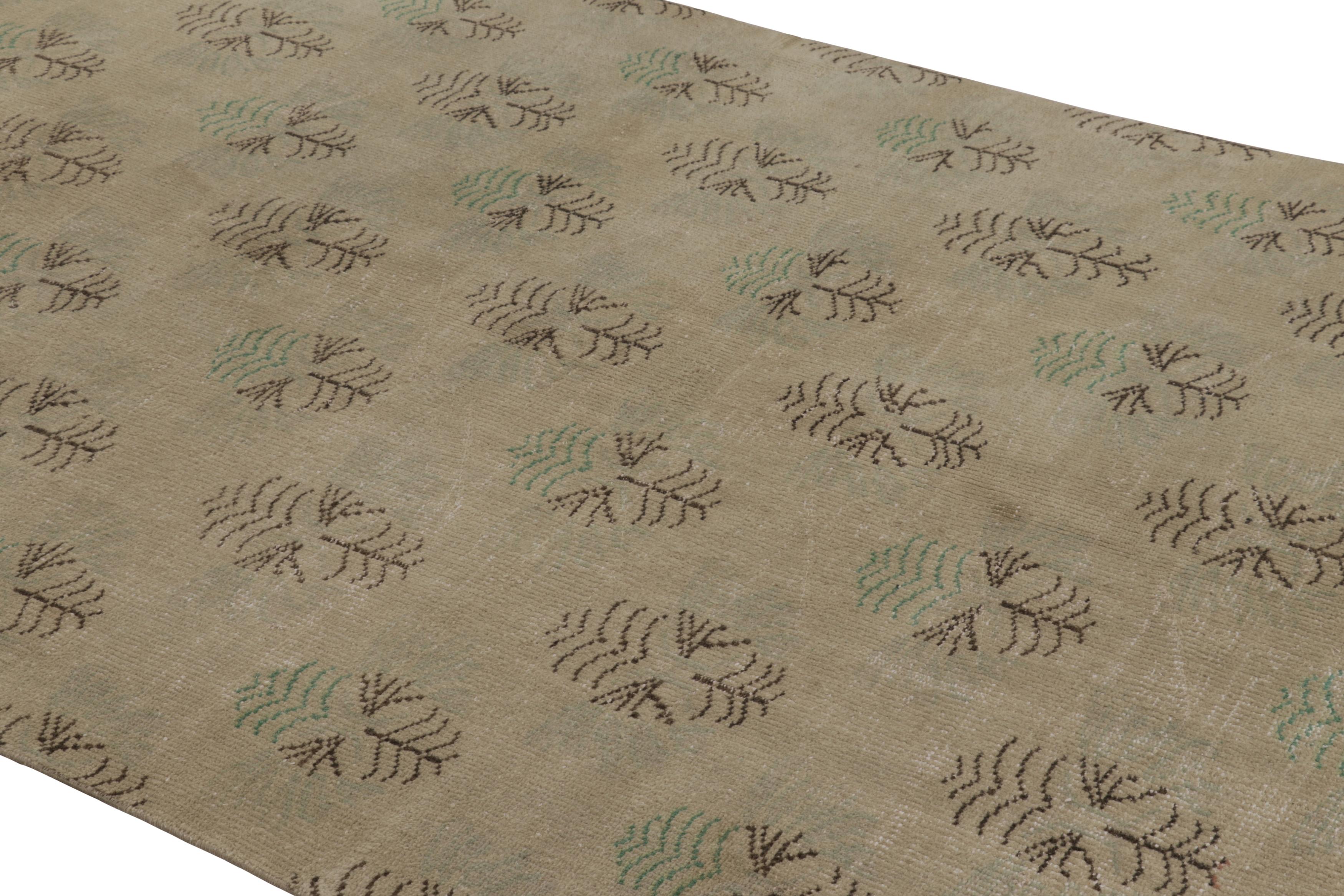 Questo tappeto d'epoca è un pezzo turco 6x9, realizzato in lana annodata a mano verso la metà del XX secolo. Si tratta di una nuova ed entusiasmante aggiunta alla nostra collezione di tappeti turchi invecchiati.

Sul design:
Gli ammiratori