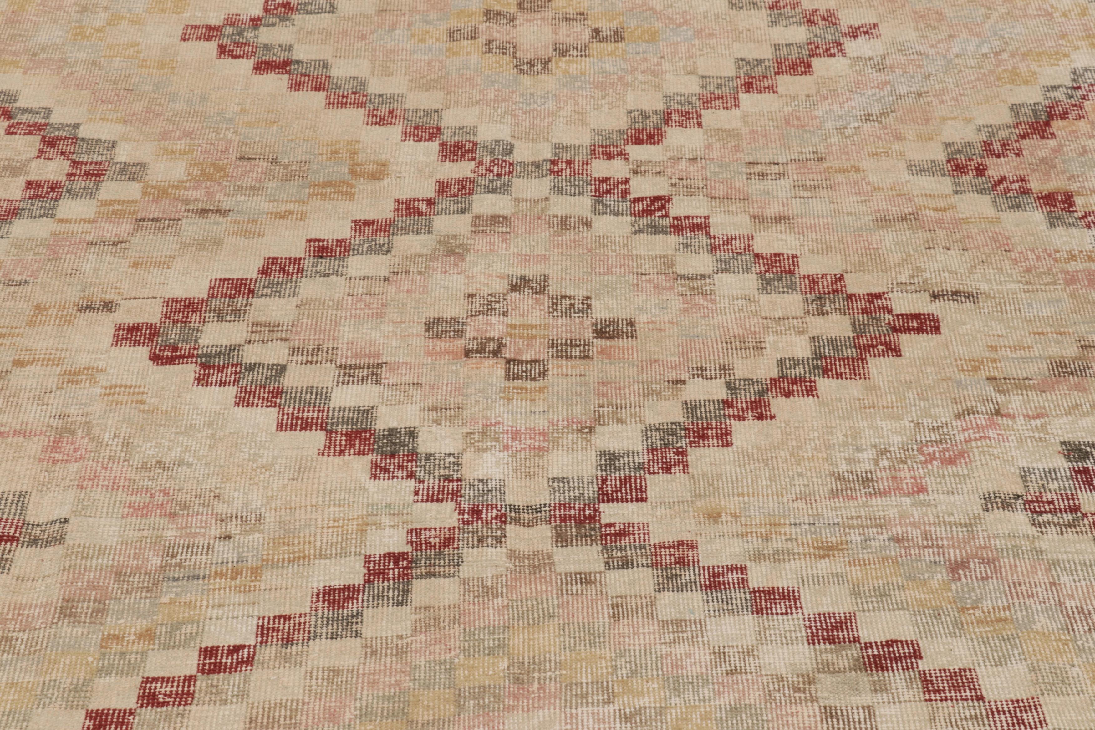 Dieser Vintage-Teppich ist ein 6x9 türkischen notleidenden Stück, mit handgeknüpfter Wolle circa Mitte des 20. Jahrhunderts gemacht. Er ist eine aufregende neue Ergänzung zu unserer Kollektion von türkischen Teppichen im Used-Look.

Über das Design: