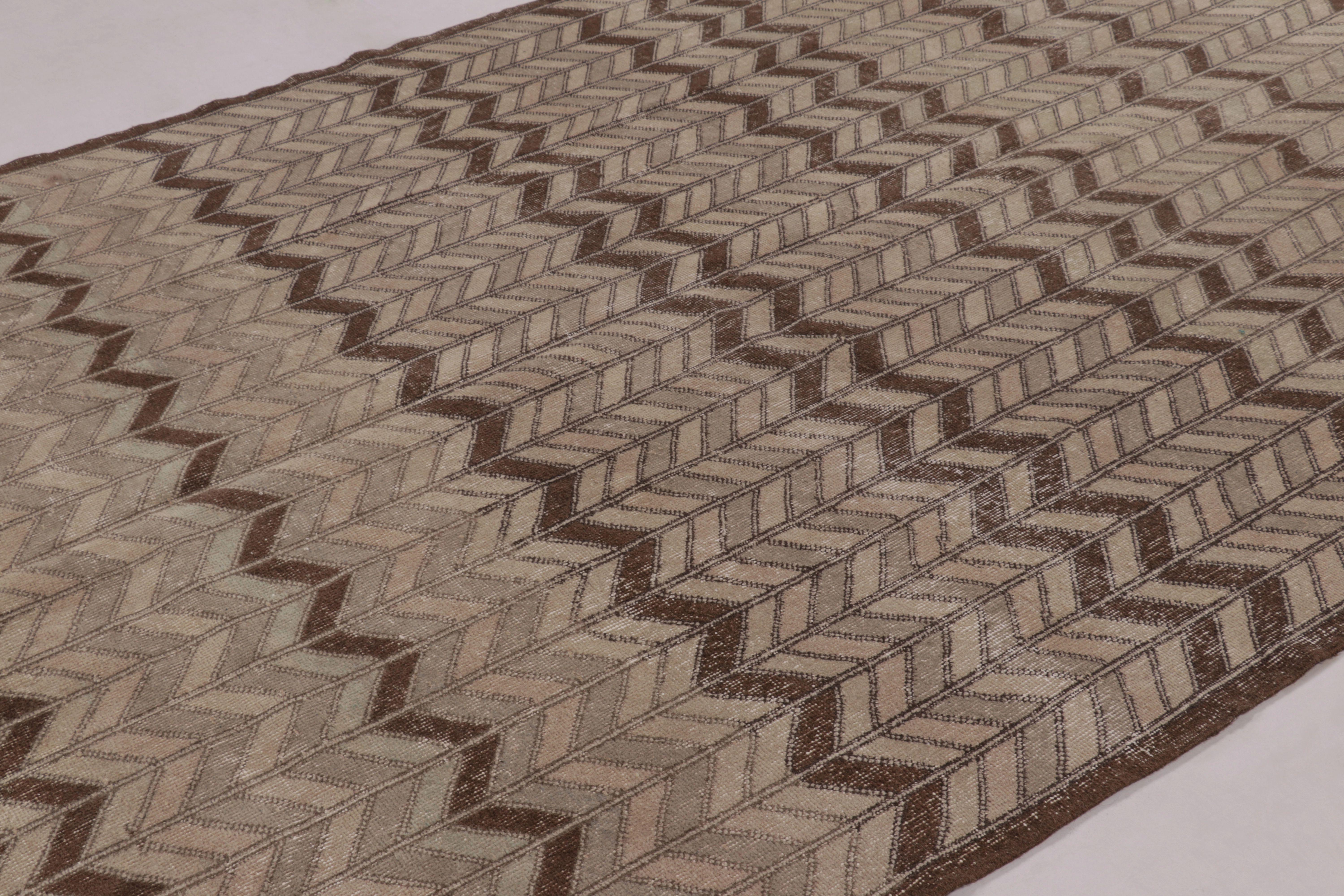 Fabricada con lana anudada a mano y originaria de alrededor de 1960-1970, esta alfombra vintage de 7x11 es una nueva y emocionante pieza de la colección de alfombras turcas de mediados de siglo de Rug & Kilim. 

Sobre el diseño:


Los admiradores de