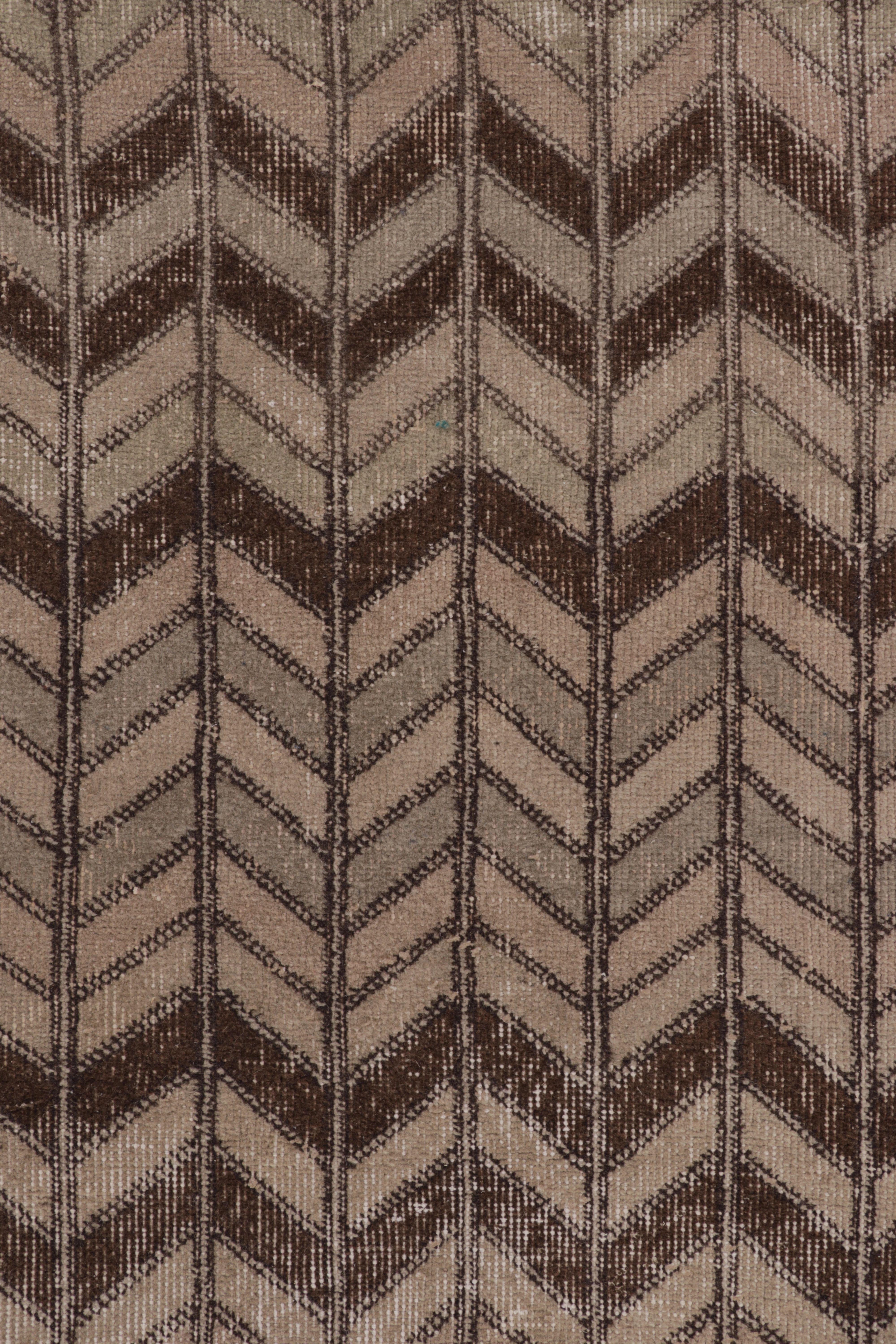 Alfombra vintage desgastada, motivos geométricos Chevron en beige-marrón - Rug & Kilim Turco en venta