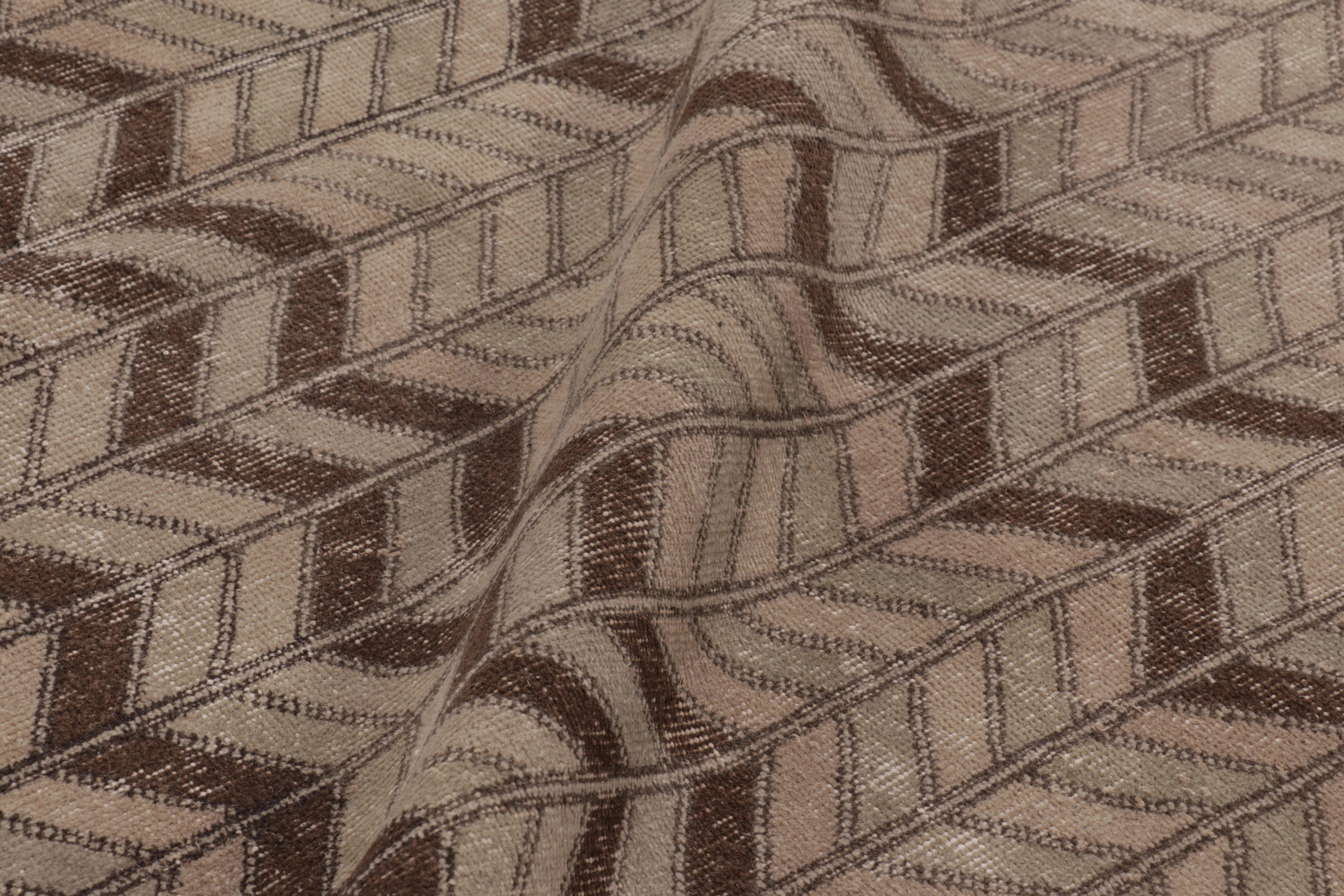 Alfombra vintage desgastada, motivos geométricos Chevron en beige-marrón - Rug & Kilim en Bueno estado para la venta en Long Island City, NY