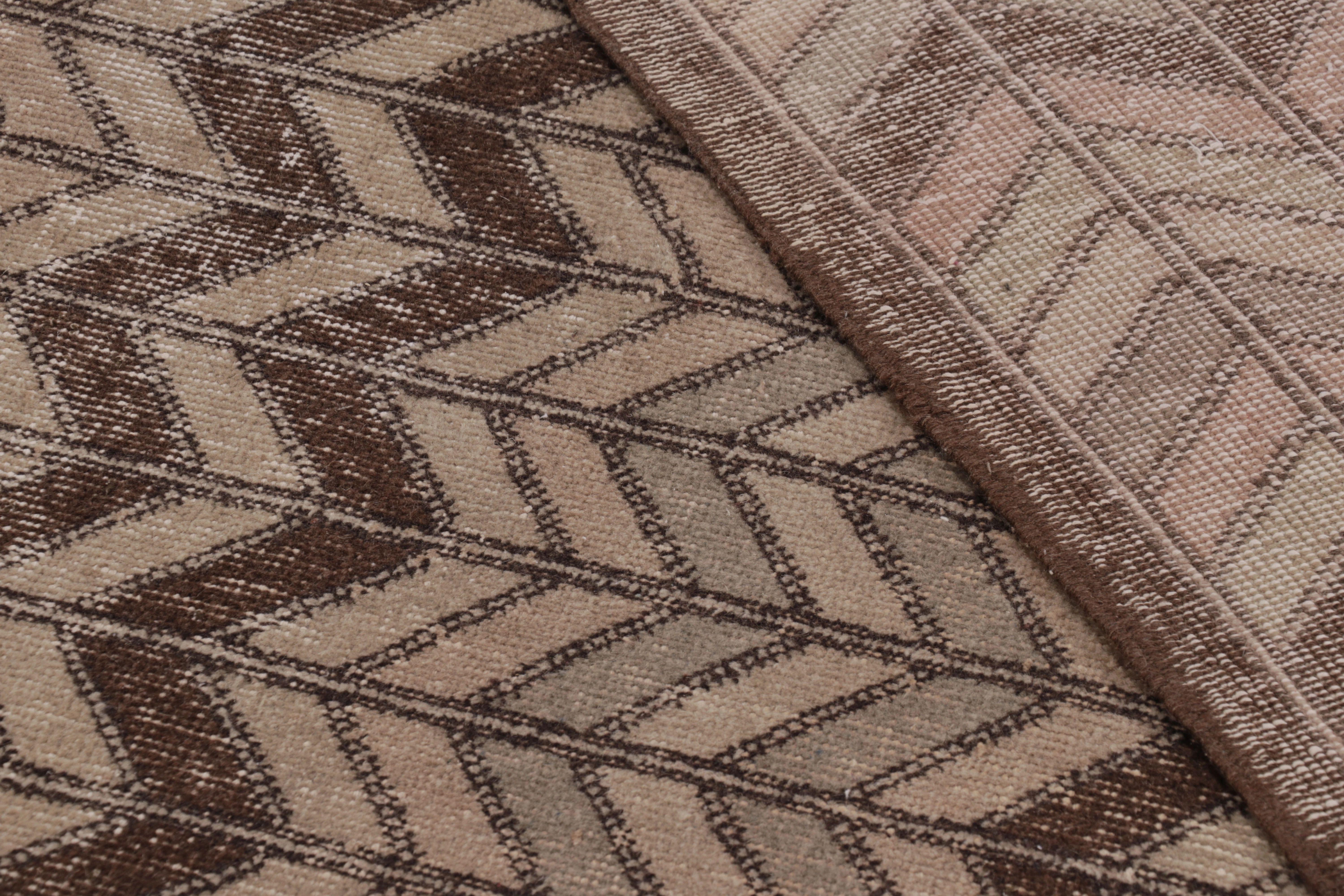 Alfombra vintage desgastada, motivos geométricos Chevron en beige-marrón - Rug & Kilim en venta 1