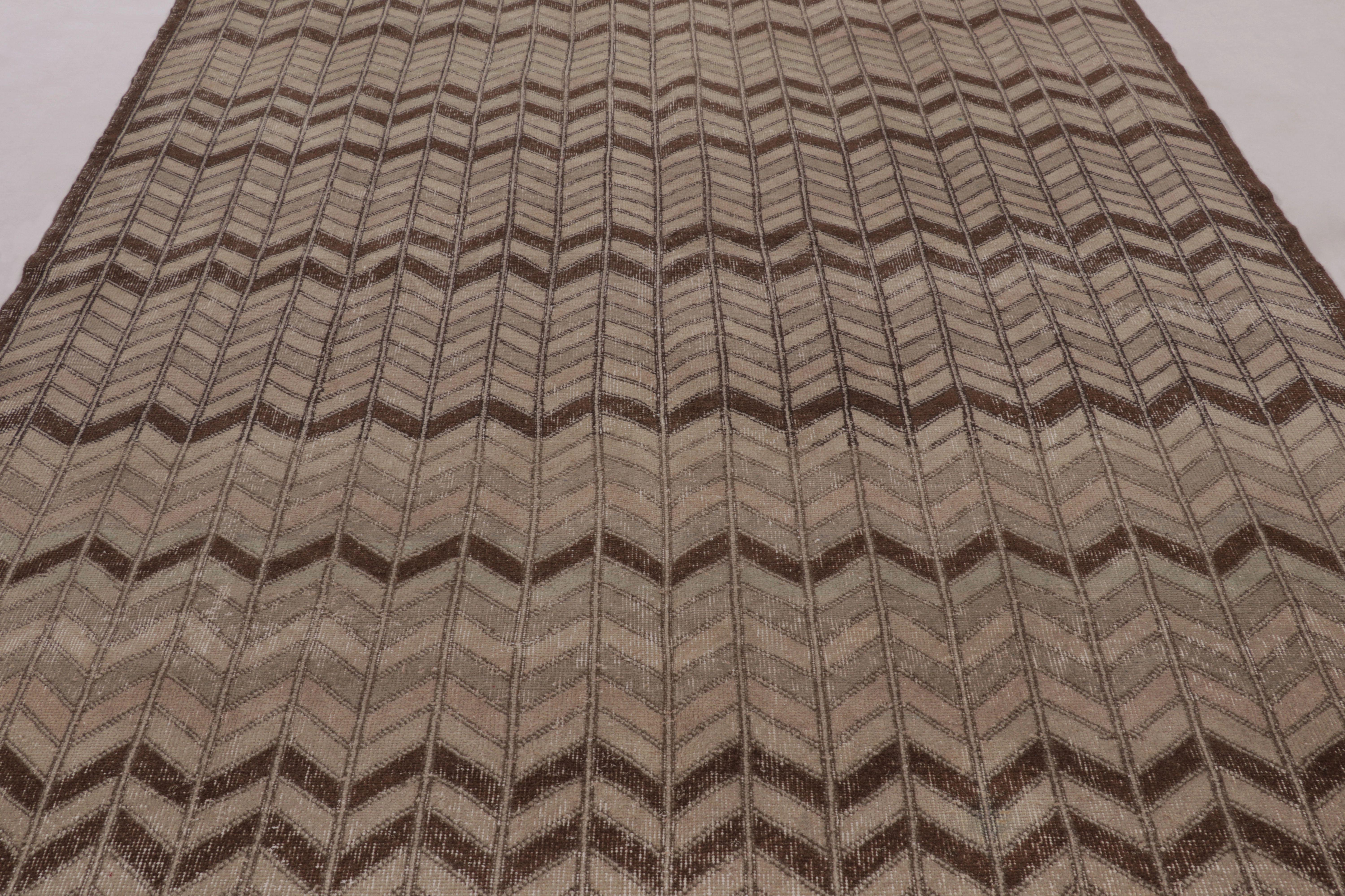 Alfombra vintage desgastada, motivos geométricos Chevron en beige-marrón - Rug & Kilim mediados del siglo XX en venta