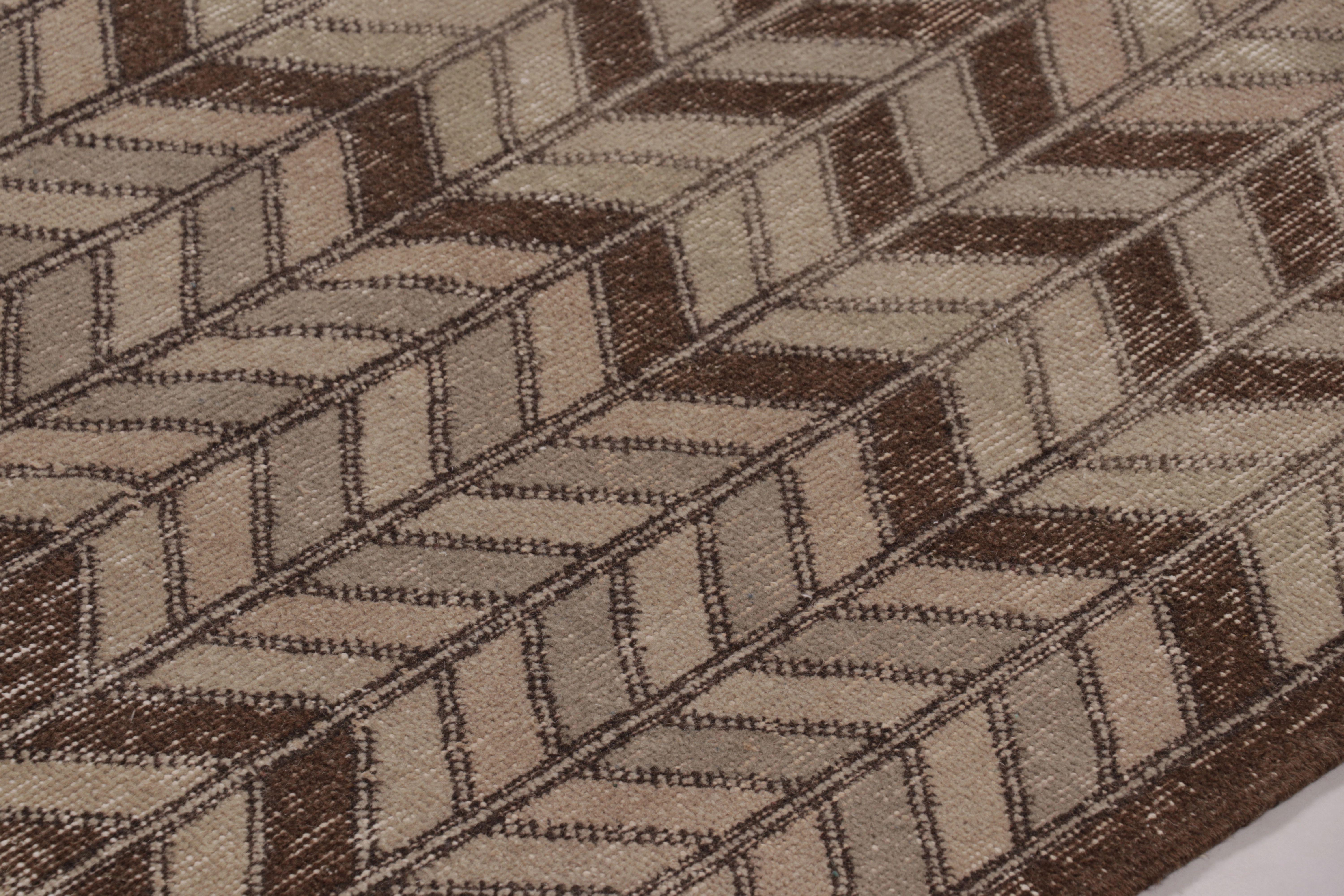 Alfombra vintage desgastada, motivos geométricos Chevron en beige-marrón - Rug & Kilim Lana en venta