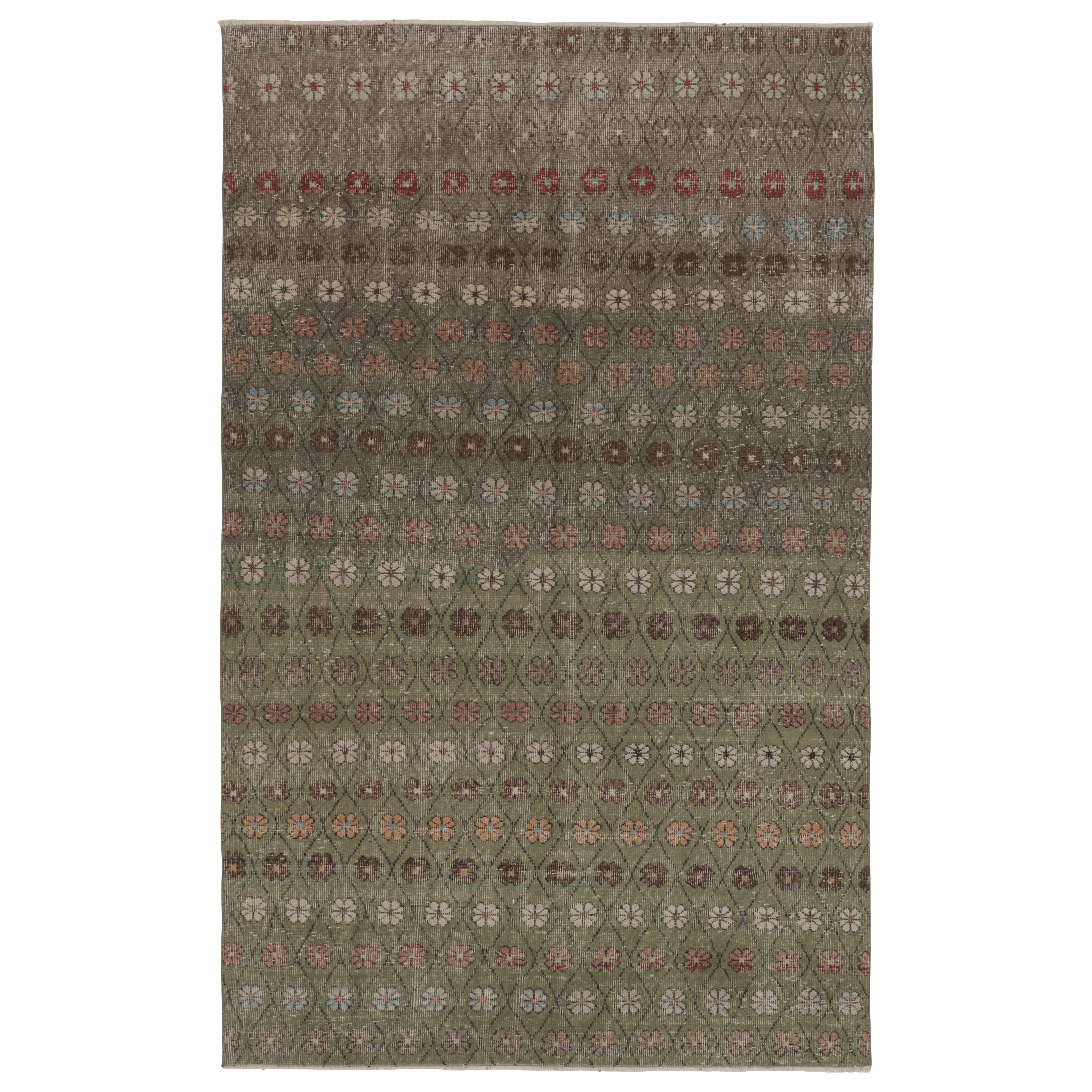 Vintage Distressed Rug, Earthy Floral Geometric Patterns - Rug 
Kilim For Sale