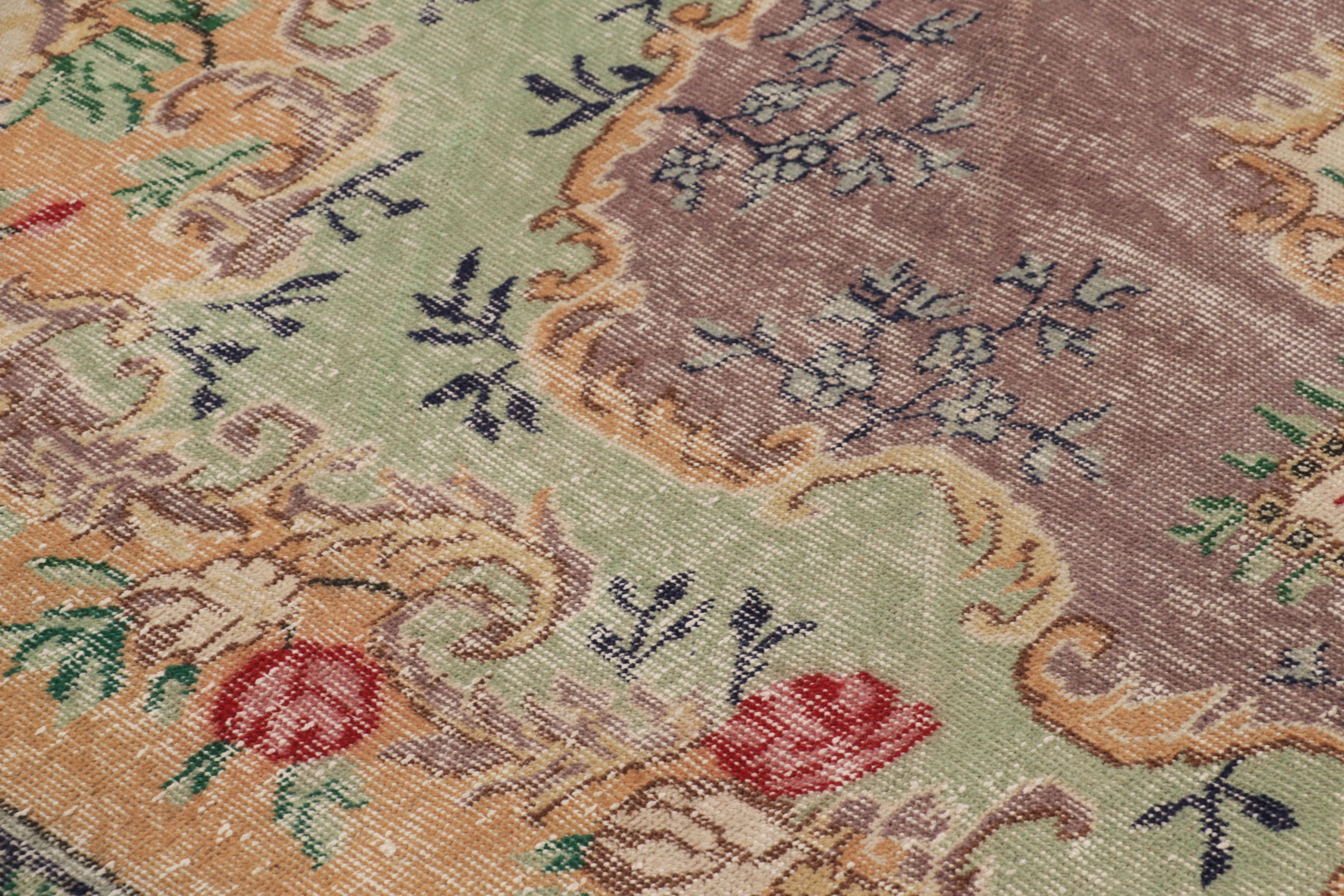 Vintage Distressed Rug, Elegant European-Style Floral Medallion - Rug & Kilim In Good Condition For Sale In Long Island City, NY