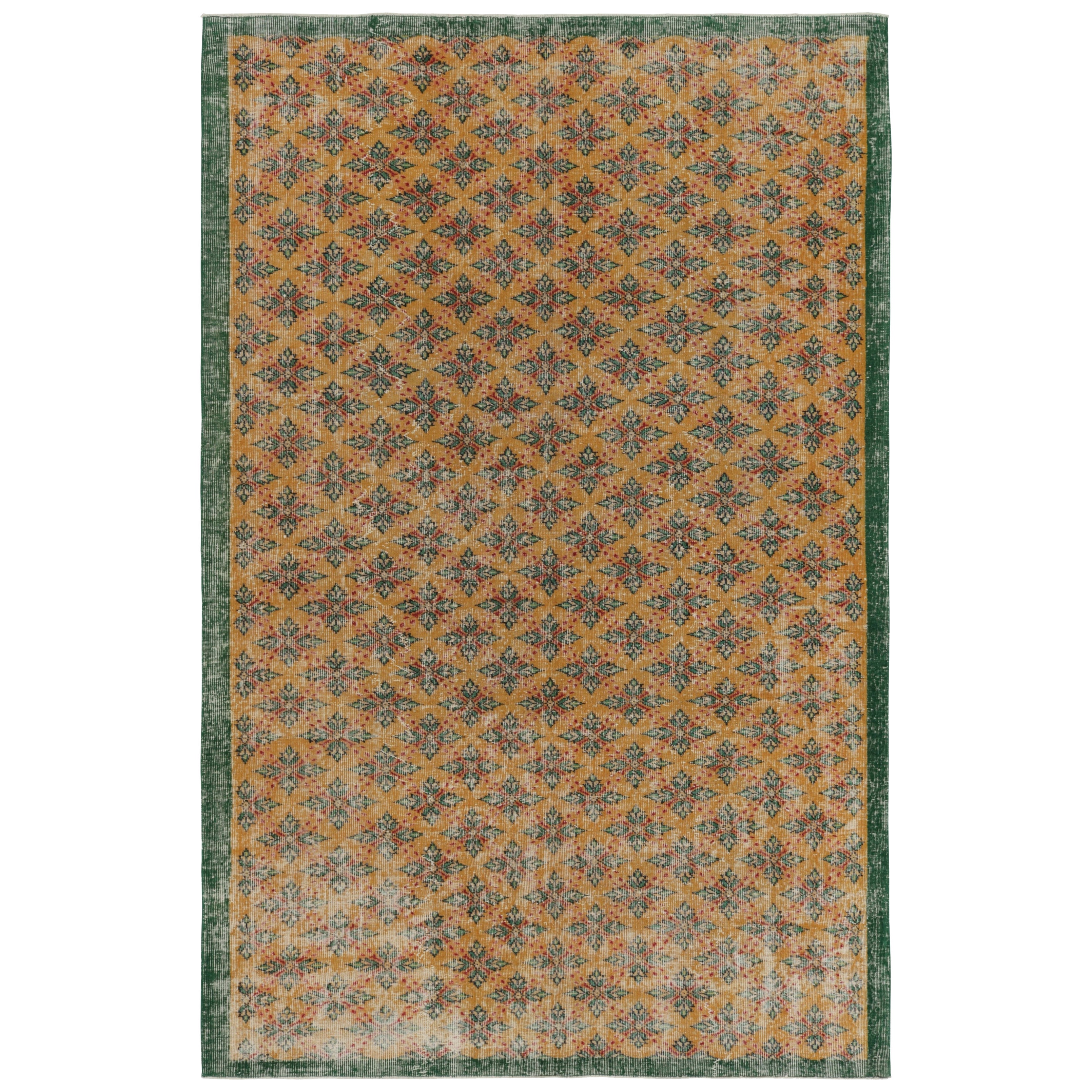Vintage Distressed Teppich, Goldfeld
grüne geometrische Blumenmotive - Rug
Kili