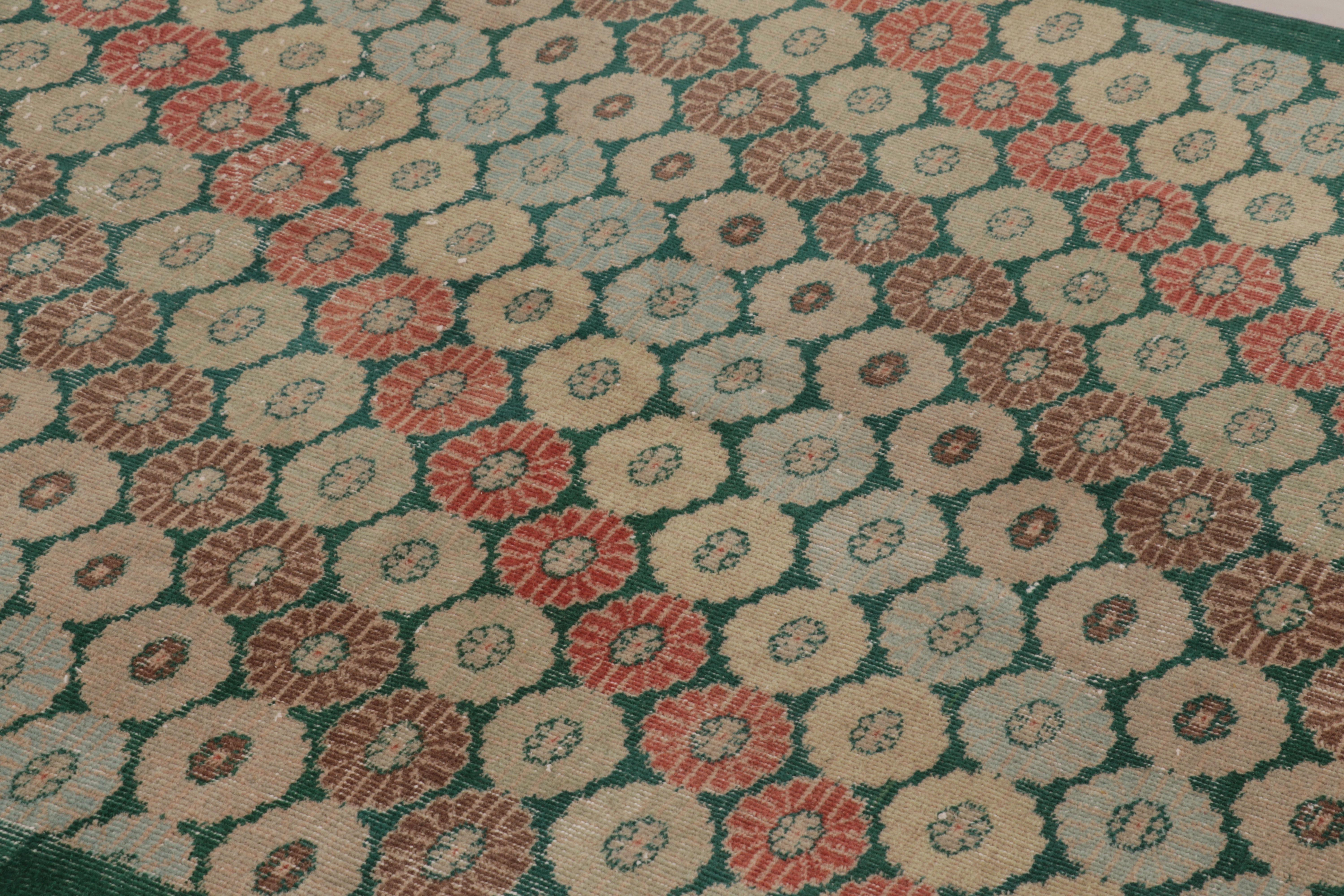 Grüner Vintage-Teppich mit polychromen Blumenmustern - Rug & Kili (Türkisch) im Angebot