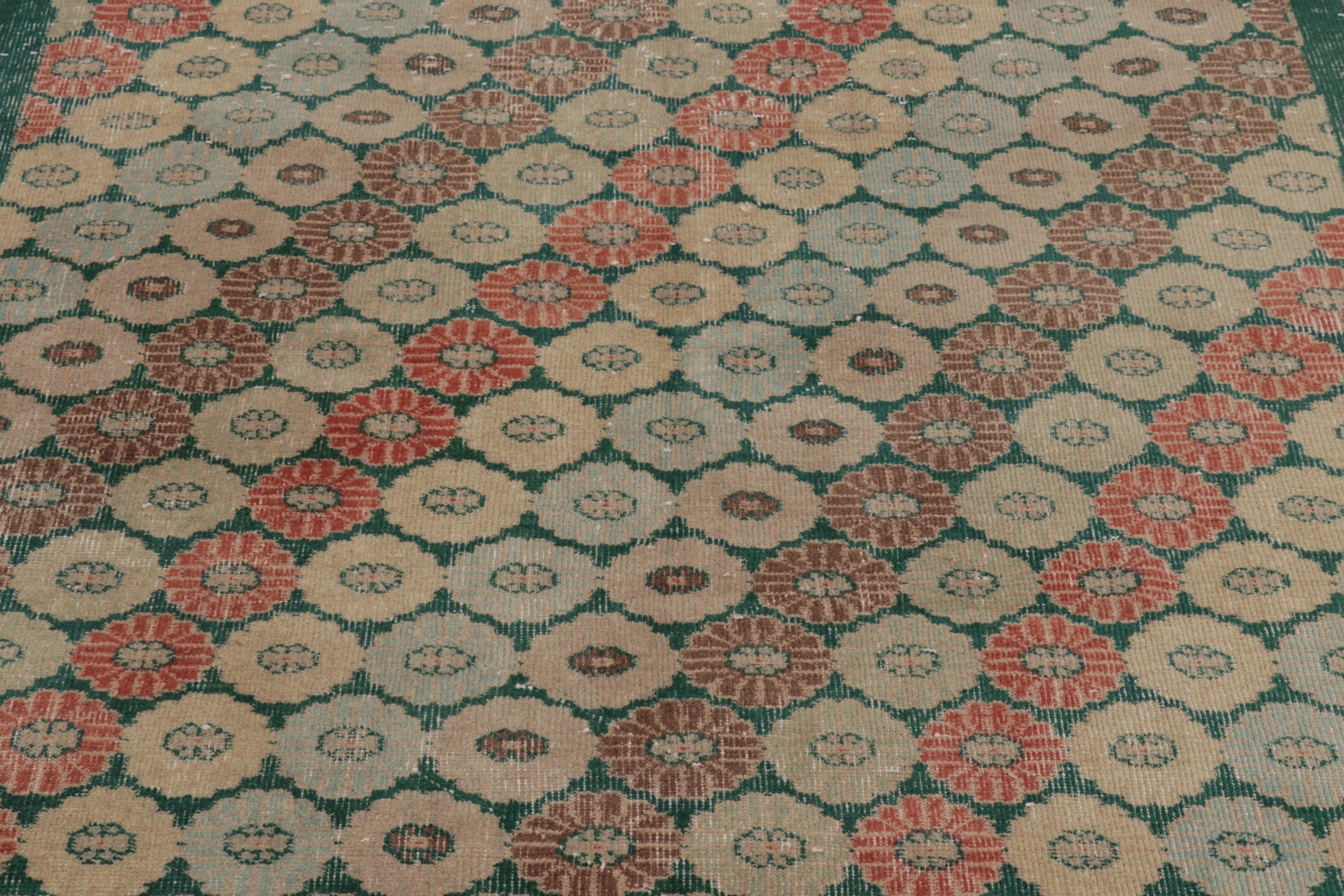 Grüner Vintage-Teppich mit polychromen Blumenmustern - Rug & Kili (Handgeknüpft) im Angebot