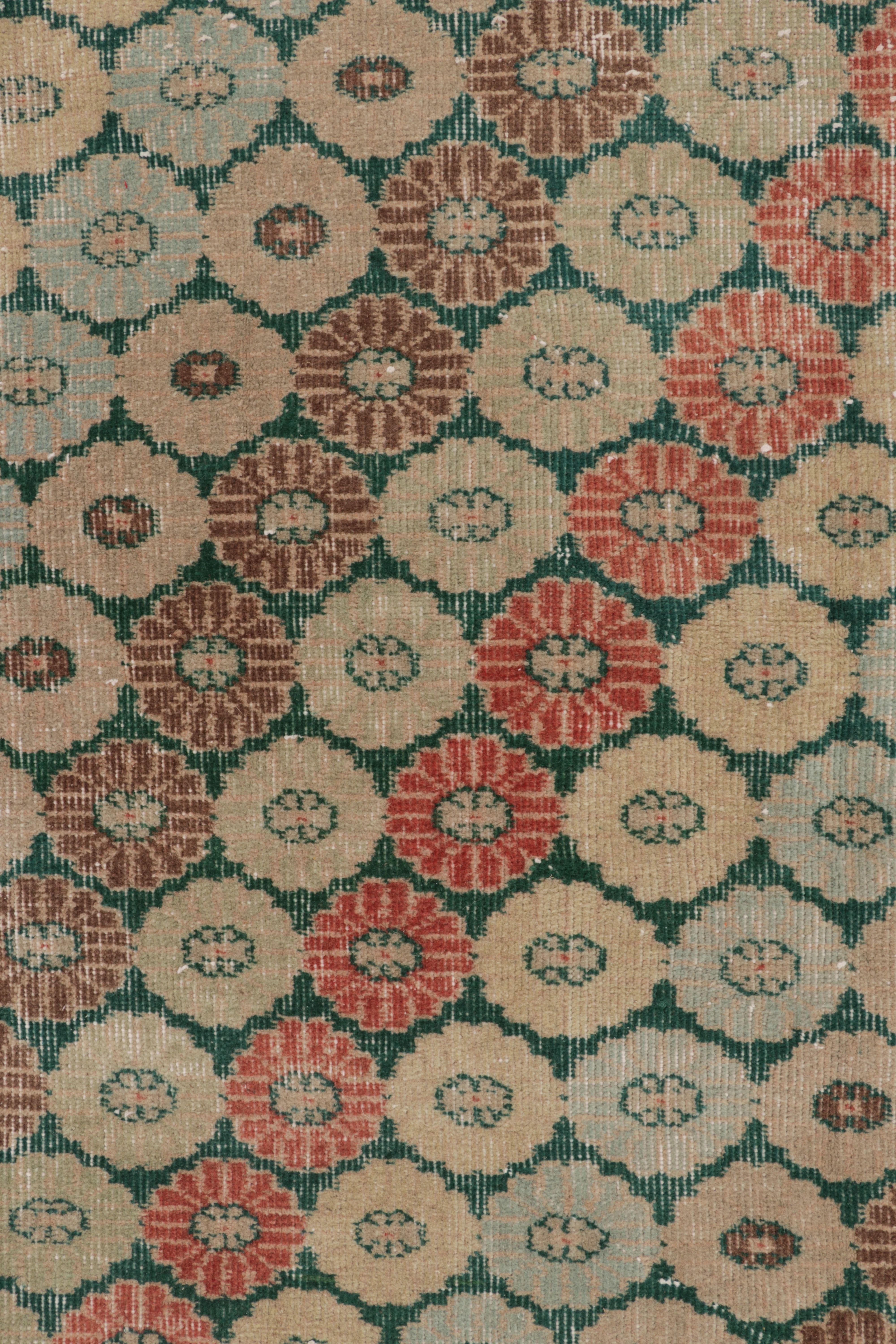 Grüner Vintage-Teppich mit polychromen Blumenmustern - Rug & Kili im Zustand „Gut“ im Angebot in Long Island City, NY