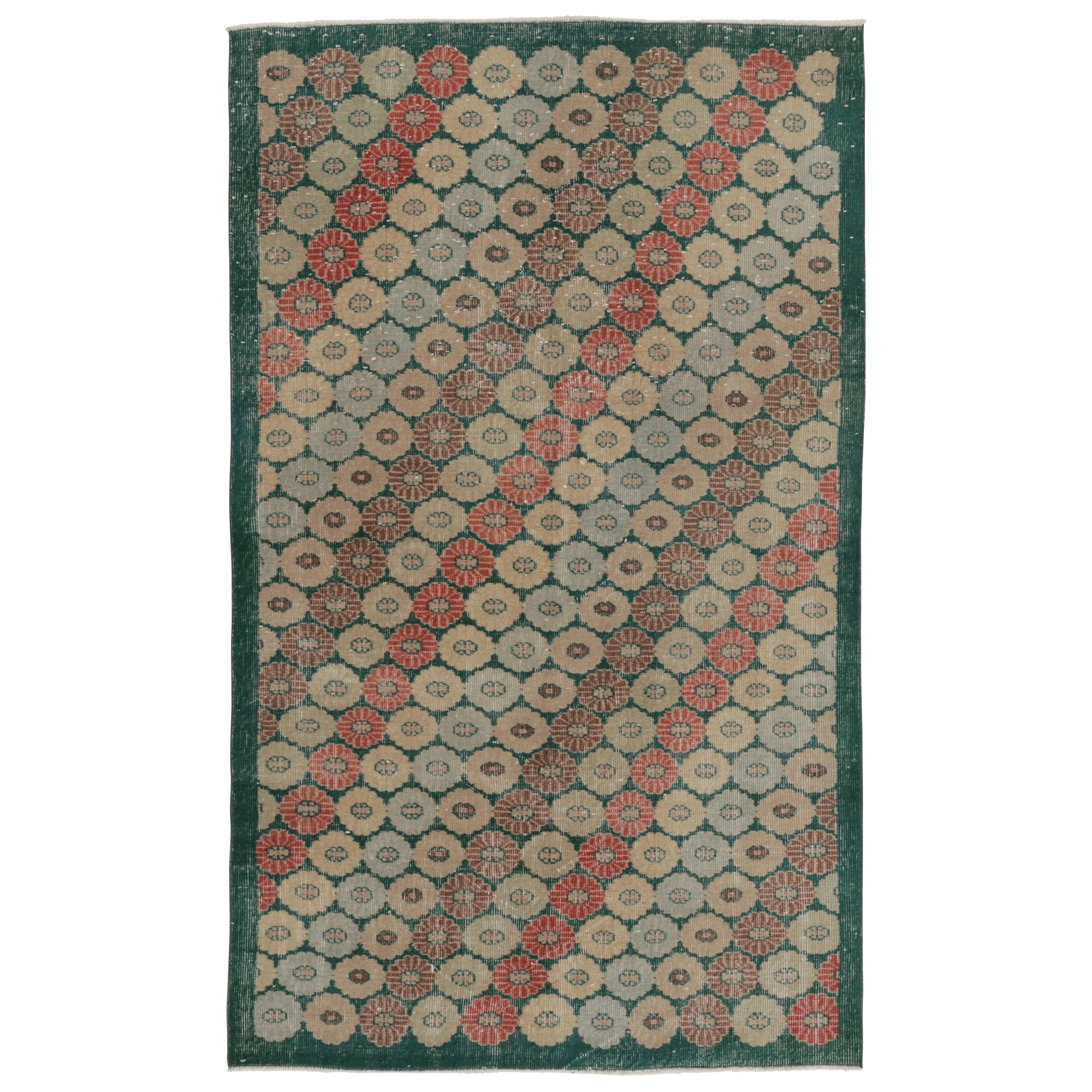 Tapis vintage vieilli en vert avec motifs floraux polychromes - Rug & Greene