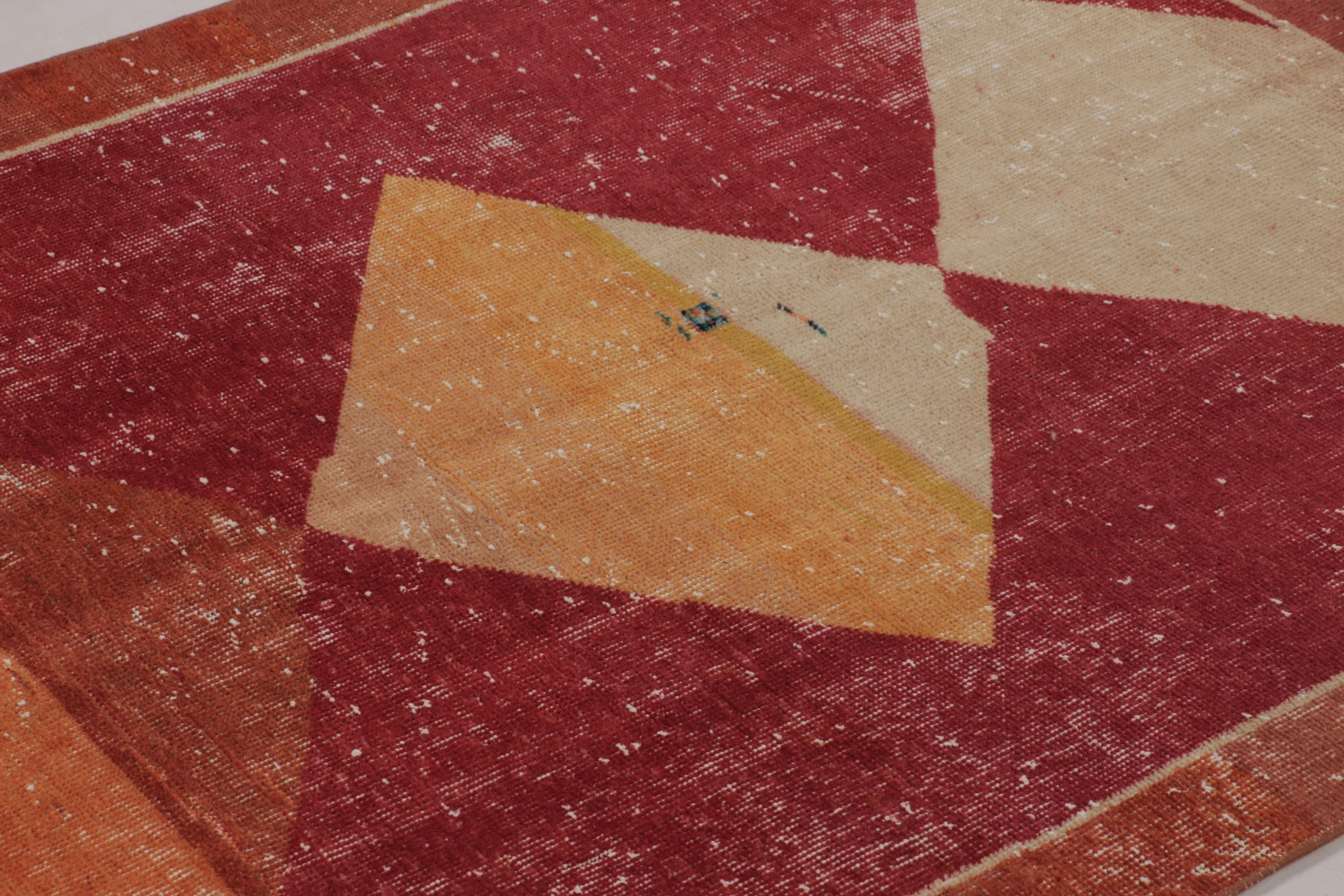 Tulu Tapis vintage vieilli en rouge avec médaillons en losange - Rug & Kilim en vente