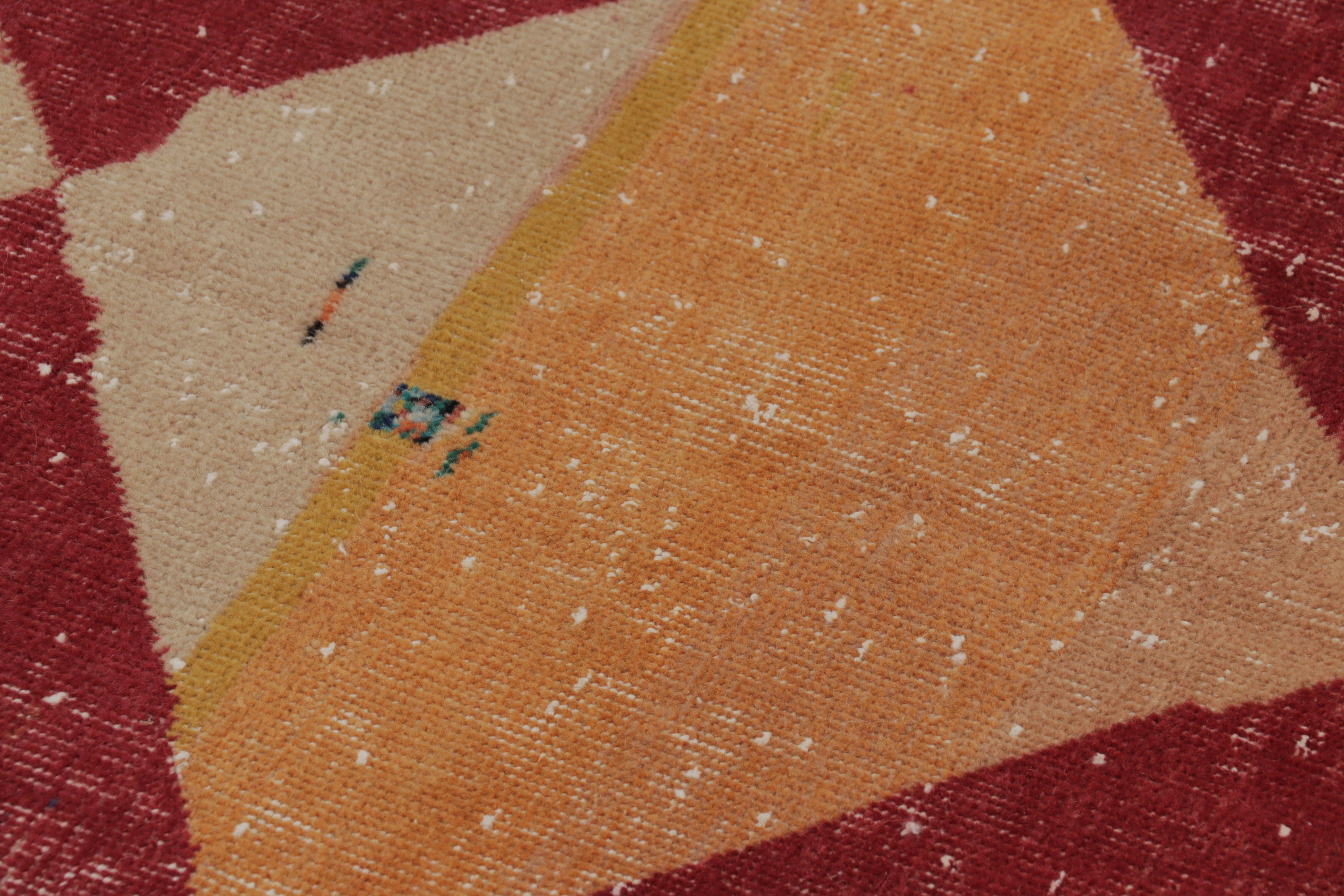 Turc Tapis vintage vieilli en rouge avec médaillons en losange - Rug & Kilim en vente