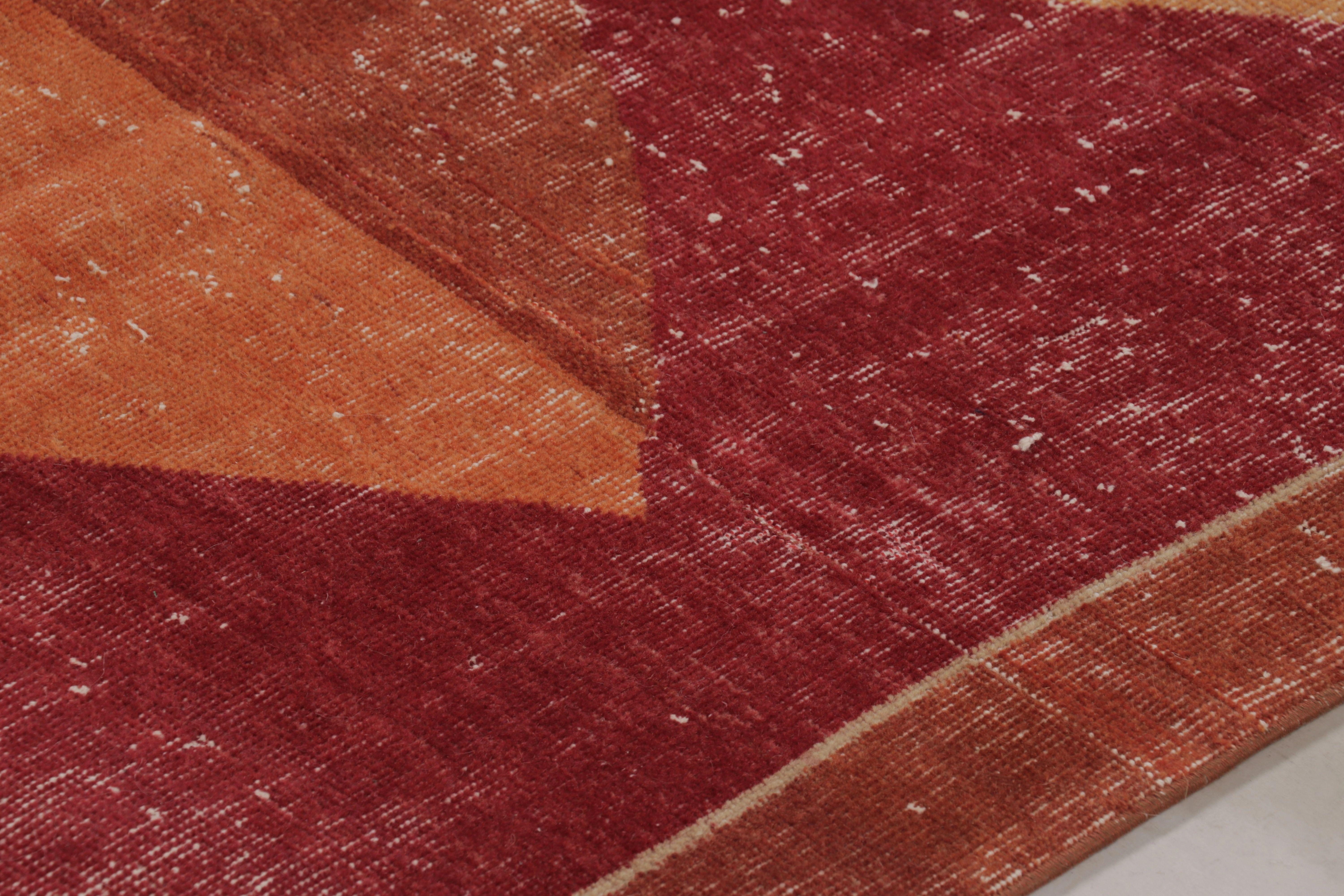 Noué à la main Tapis vintage vieilli en rouge avec médaillons en losange - Rug & Kilim en vente