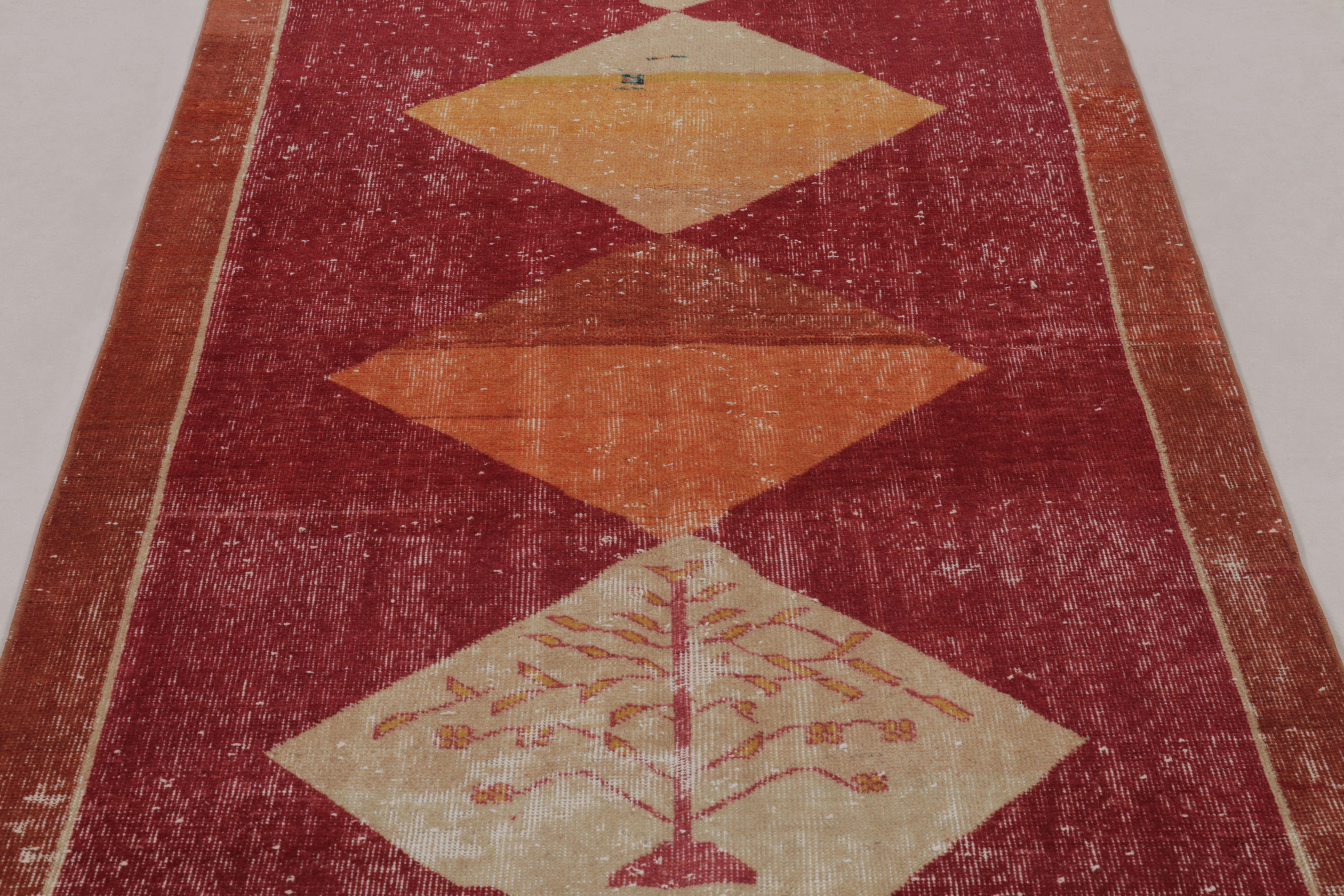Milieu du XXe siècle Tapis vintage vieilli en rouge avec médaillons en losange - Rug & Kilim en vente