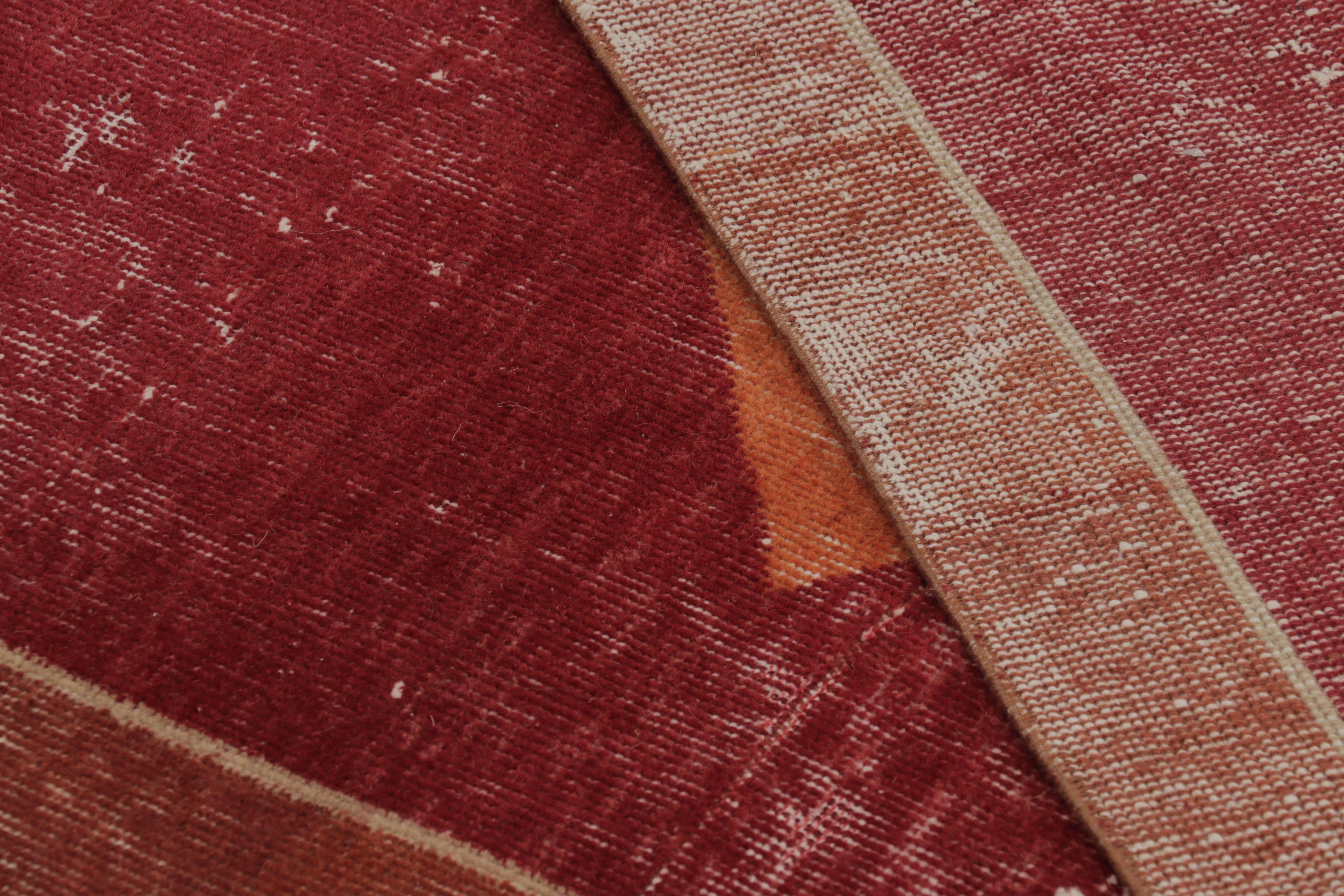 Laine Tapis vintage vieilli en rouge avec médaillons en losange - Rug & Kilim en vente